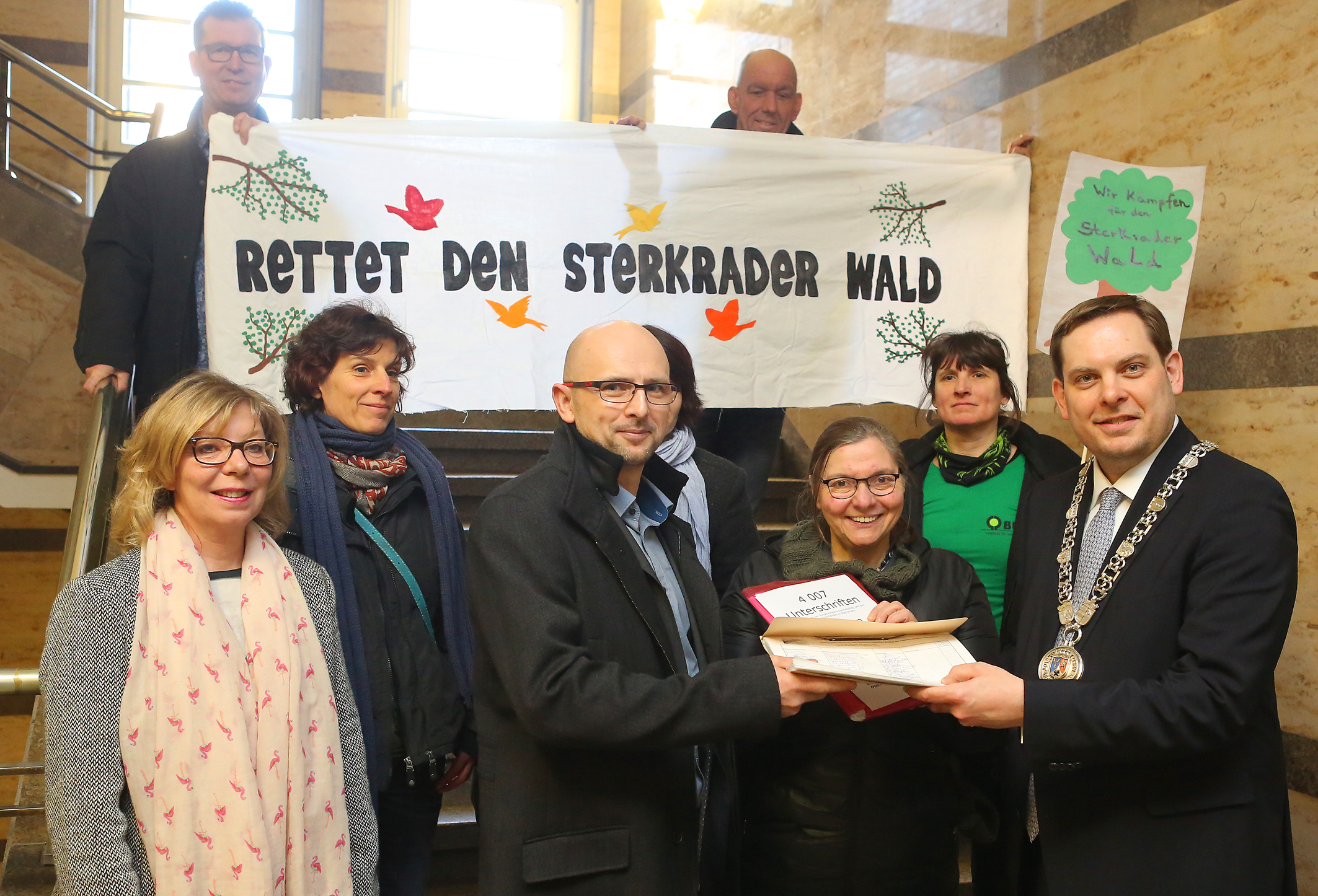 Oberbürgermeister Daniel Schranz nahm am Montag die gesammelten Unterschriften entgegen. Foto: Carsten Walden