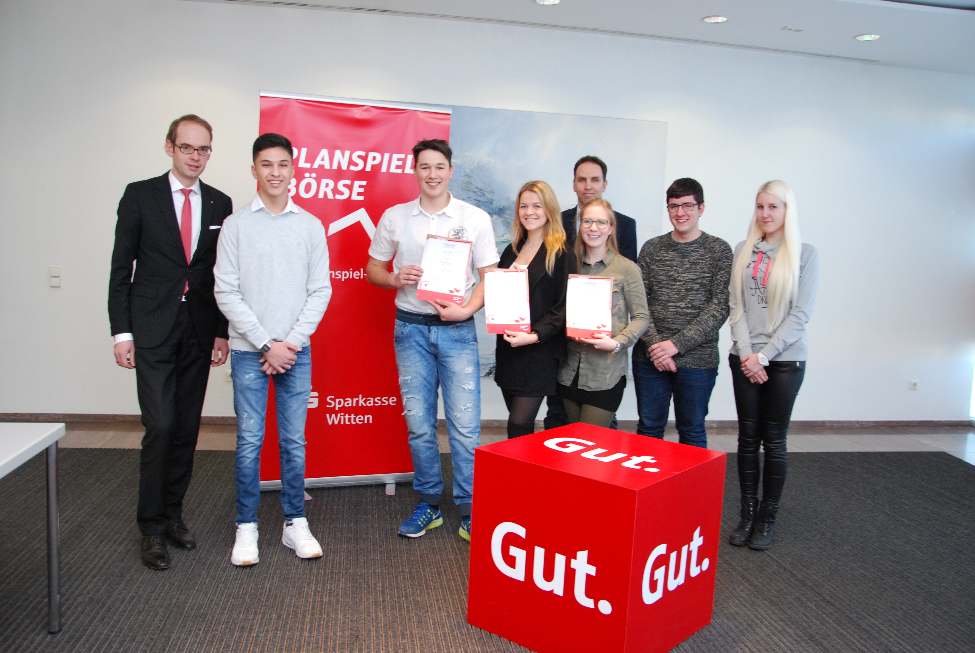 Schüler von der Otto-Schott-Realschule und der Hardenstein-Gesamtschule bei der Preisübergabe freuen sich über ihre guten Erfolge beim Planspiel Börse der Sparkasse Witten.