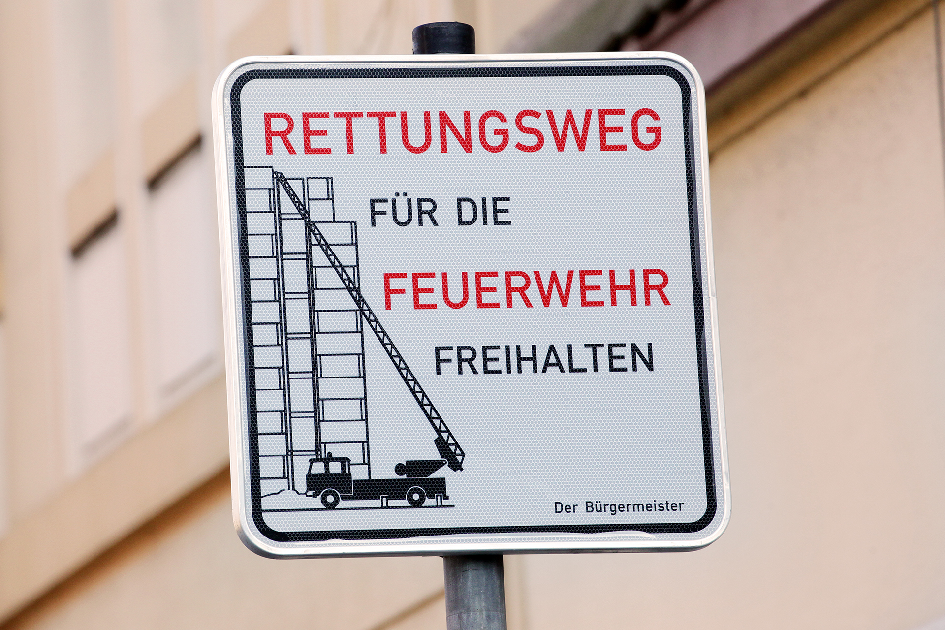 Schilder informieren seit Freitag: Die Straße ist ein Rettungsweg.