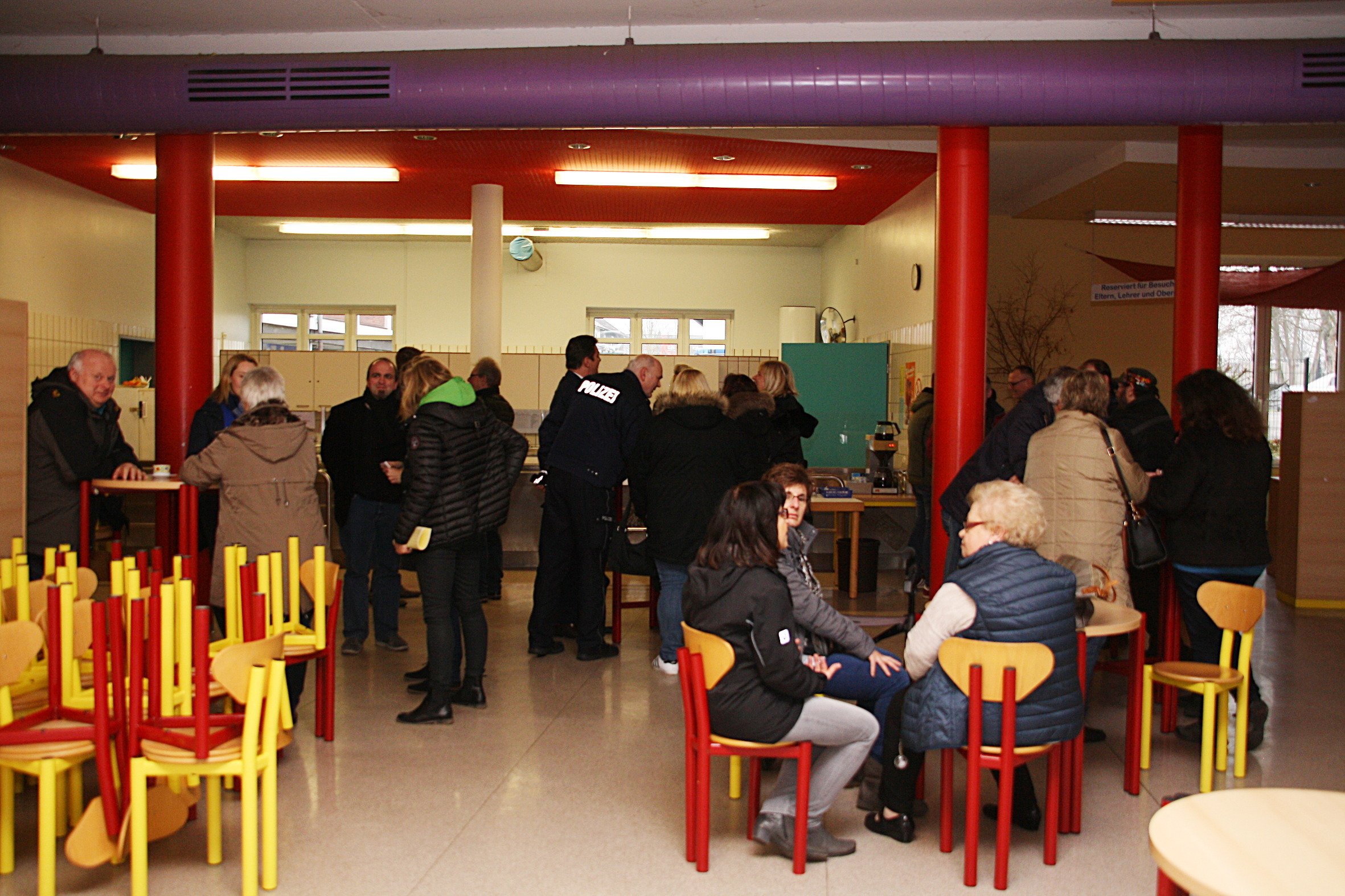 In der Mensa der Janusz-Korczak-Gesamtschule suchten die Besucher das Gespräch mit Bürgermeister Rajko Kravanja und Mitarbeitern der Stadtverwaltung.