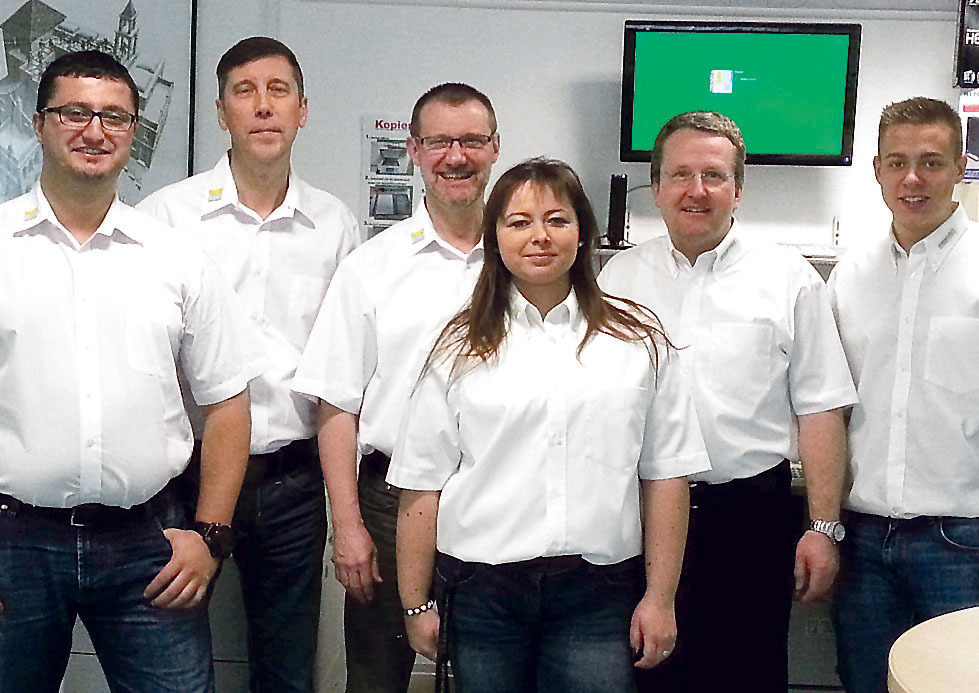 Seit vielen Jahren kann sich Firmenchef Andreas Jonuscheit (2. rechts) auf sein eingespieltes Mitarbeiterteam verlassen. Von der Berufserfahrung der IT- und Bürotechnik-Experten aus Rentfort, Kirchhellener Straße 75, profitieren natürlich auch die Kunden. Und das gilt für Firmen sowie Gewerbetreibende ebenso wie auch für Privatpersonen.