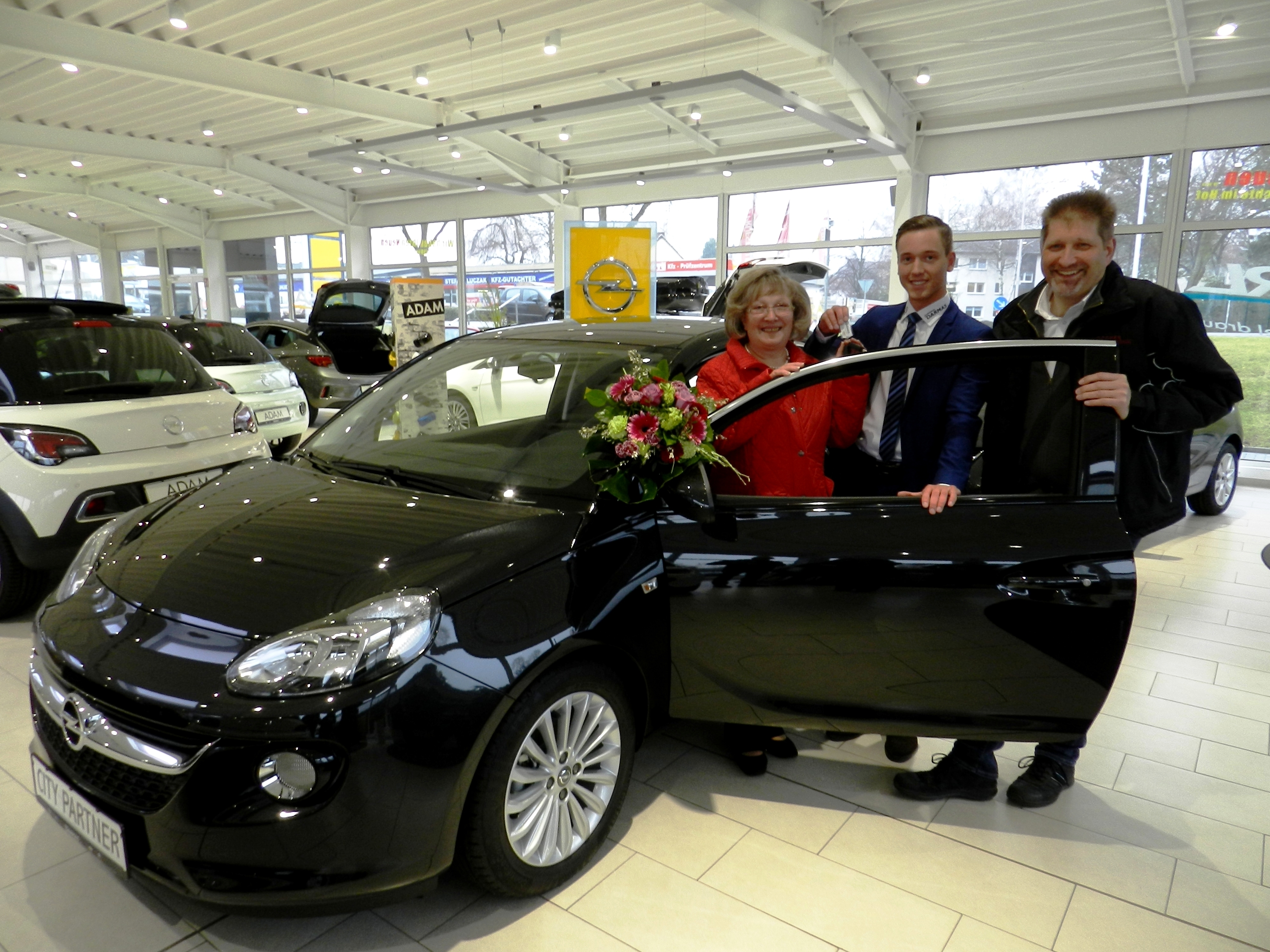 Strahlende Gesichter: Gewinnerin Regina Böhlje, Julian Schreier vom Autohaus Darmas und Stephan Bröcker, Vorsitzender der Werbegemeinschaft City Partner Datteln.