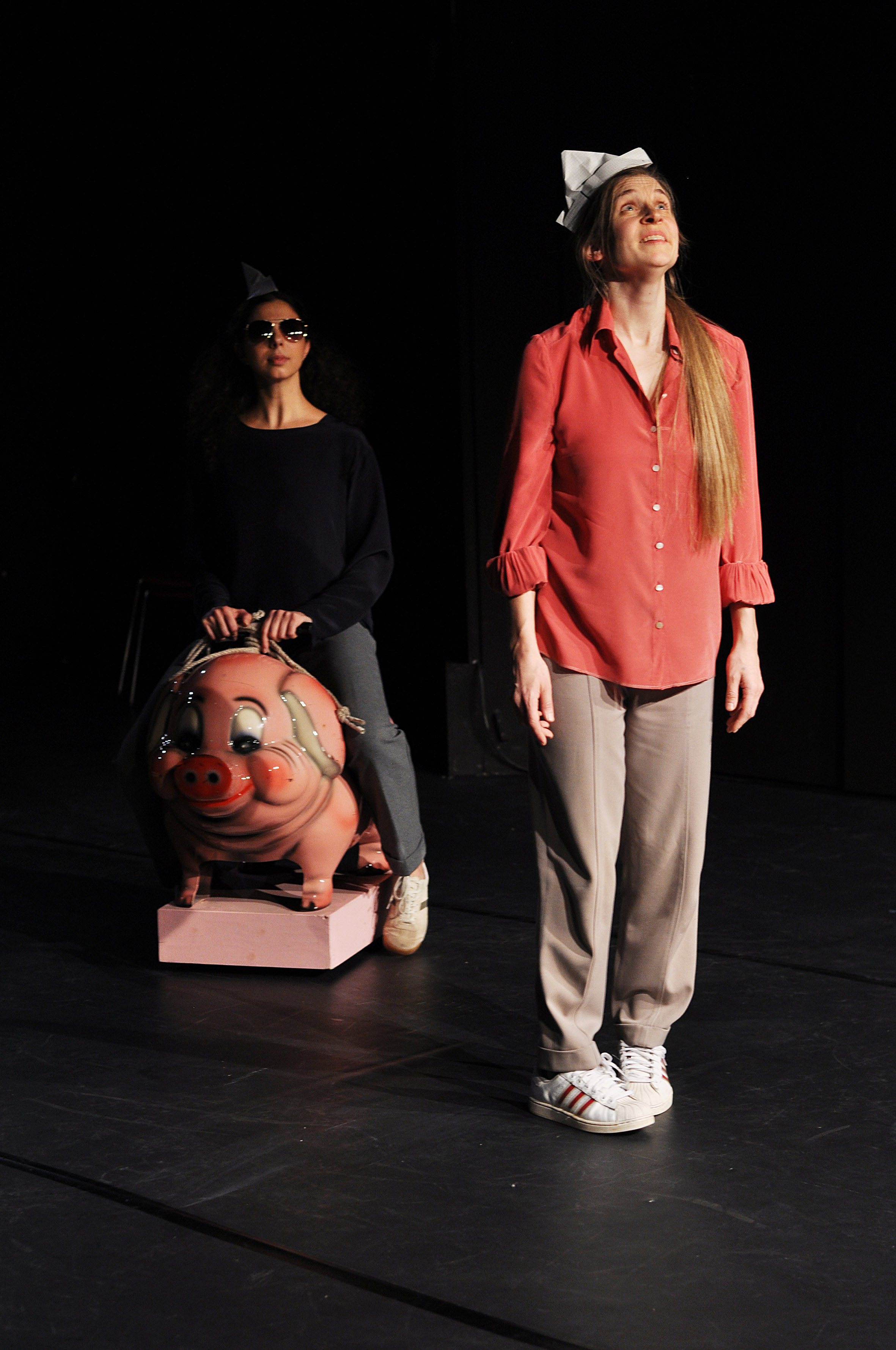 Yara Eid und Silvia Weiskopf in der Tanztheaterinszenierung "reTURN" von Jelena Ivanovic.
