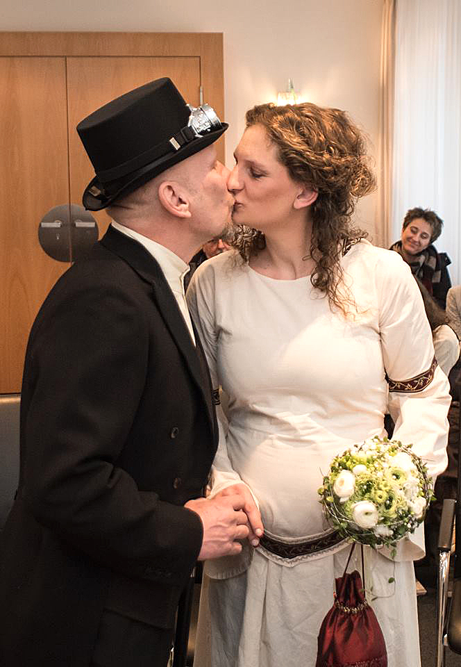 Kathrin Klueß und Stephan Bartusch gaben sich in mittelalterlichen Gewändern das "Ja-Wort" im Trauzimmer der Stadt Kamen. ^Foto: Kamm