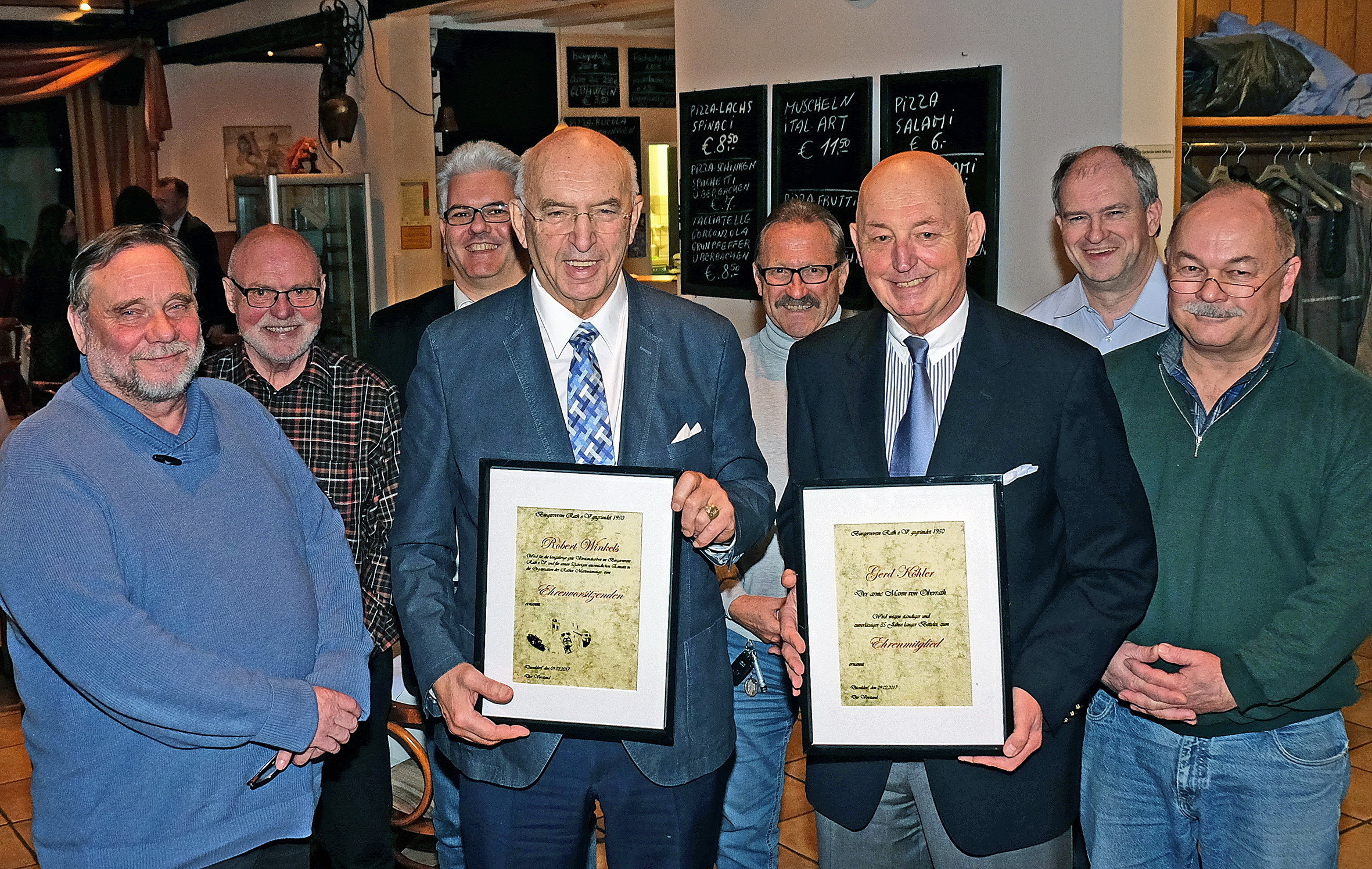 Ehrung verdienter Mitglieder beim Bürgerverein Rath. In der 1. Reihe von rechts: 1. Vorsitzender Rolf Wieroszewsky, Ehrenmitglied Gerd Köhler, Ehrenvorsitzender Robert Winkels, 2. Vorsitzender Rolf Mittelstädt.