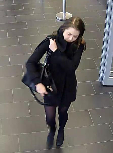 In einer Bank in der Nähe des Kennedyplatzes hob die gesuchte Frau unerlaubt viel Geld mit einer gestohlenen EC-Karte ab.