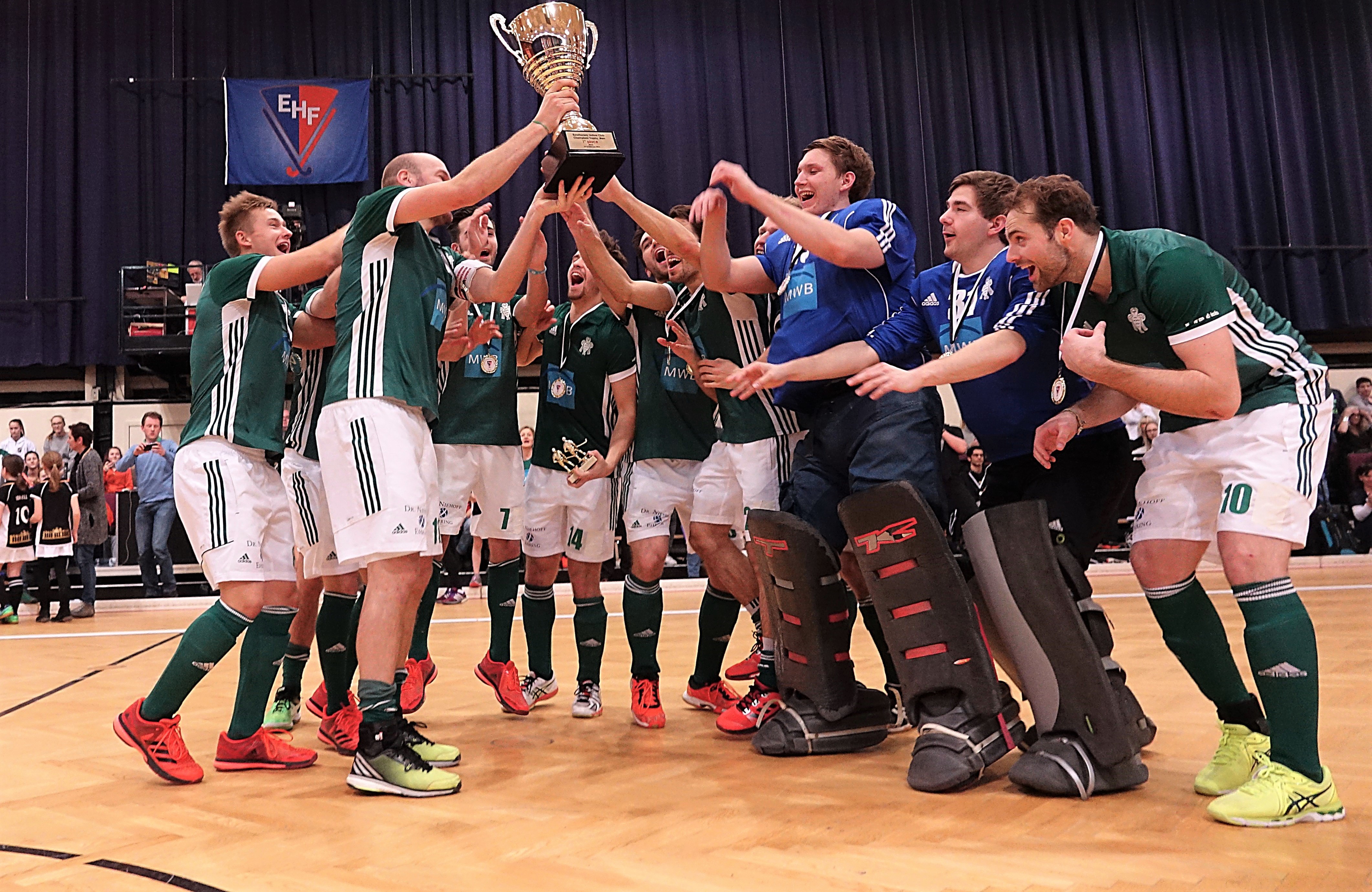 So jubeln Sieger! Das Team der Uhlen feiert den Gewinn des Europapokals.
