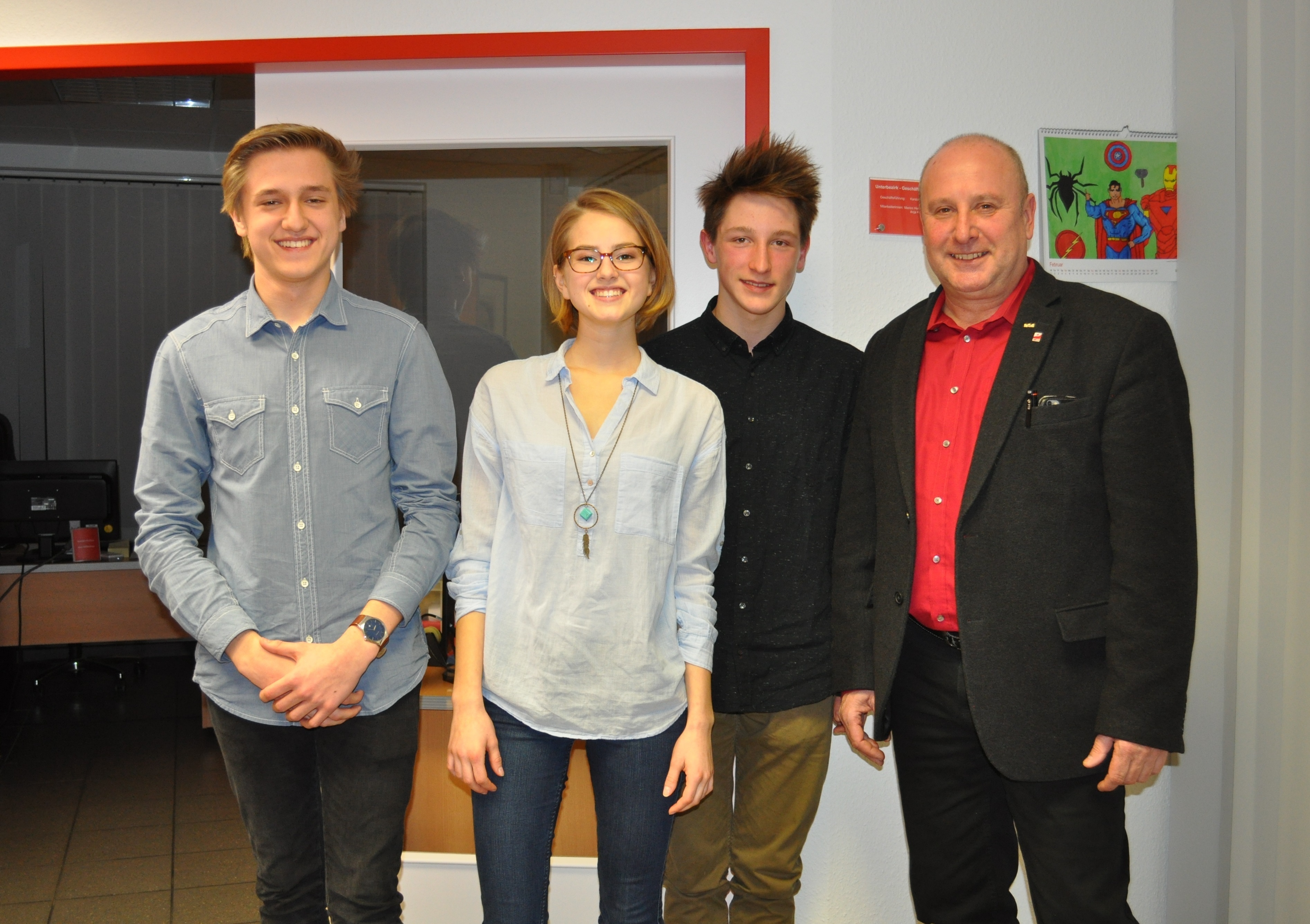 Luca Alexius, Sophia Leienecker und Elias Flesch (v.l.n.r.) mit dem SPD-Bundestagsabgeordneten Michael Gerdes. Foto: privat