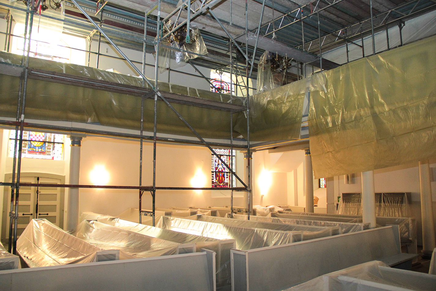 Die St. Georgs-Kirche ist zurzeit innen komplett eingerüstet, die Bänke mit Plastikplanen abgedeckt. Foto: Römer