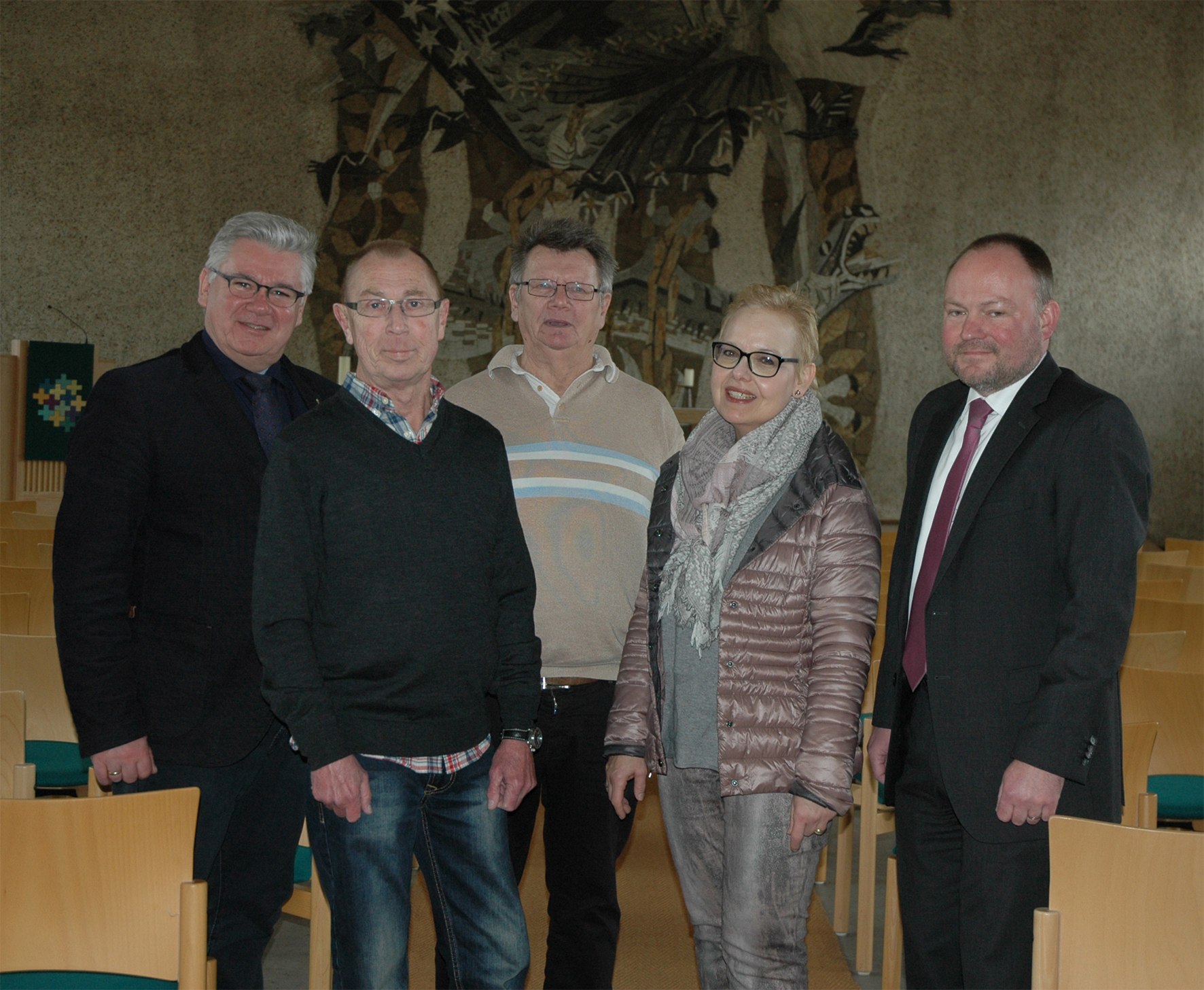 Ulrich Leggereit, Reinhard Kotlowski, Karl-Heinz Krieger, Anke Augustin und Jörg Thiede sind froh über die gefassten Beschlüsse. Auch wenn Gemeindezentrum und Pfarrhaus in Gerschede für den Kita-Neubau an der Samoastraße weichen müssen. Foto: Brändlein