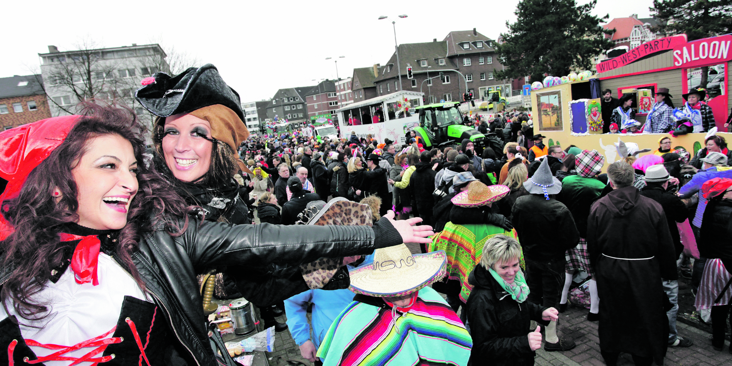 Diesmal zieht der Rosenmontagszug direkt von der Essener Straße links Richtung Peterstraße. Archiv-Foto: Kappi