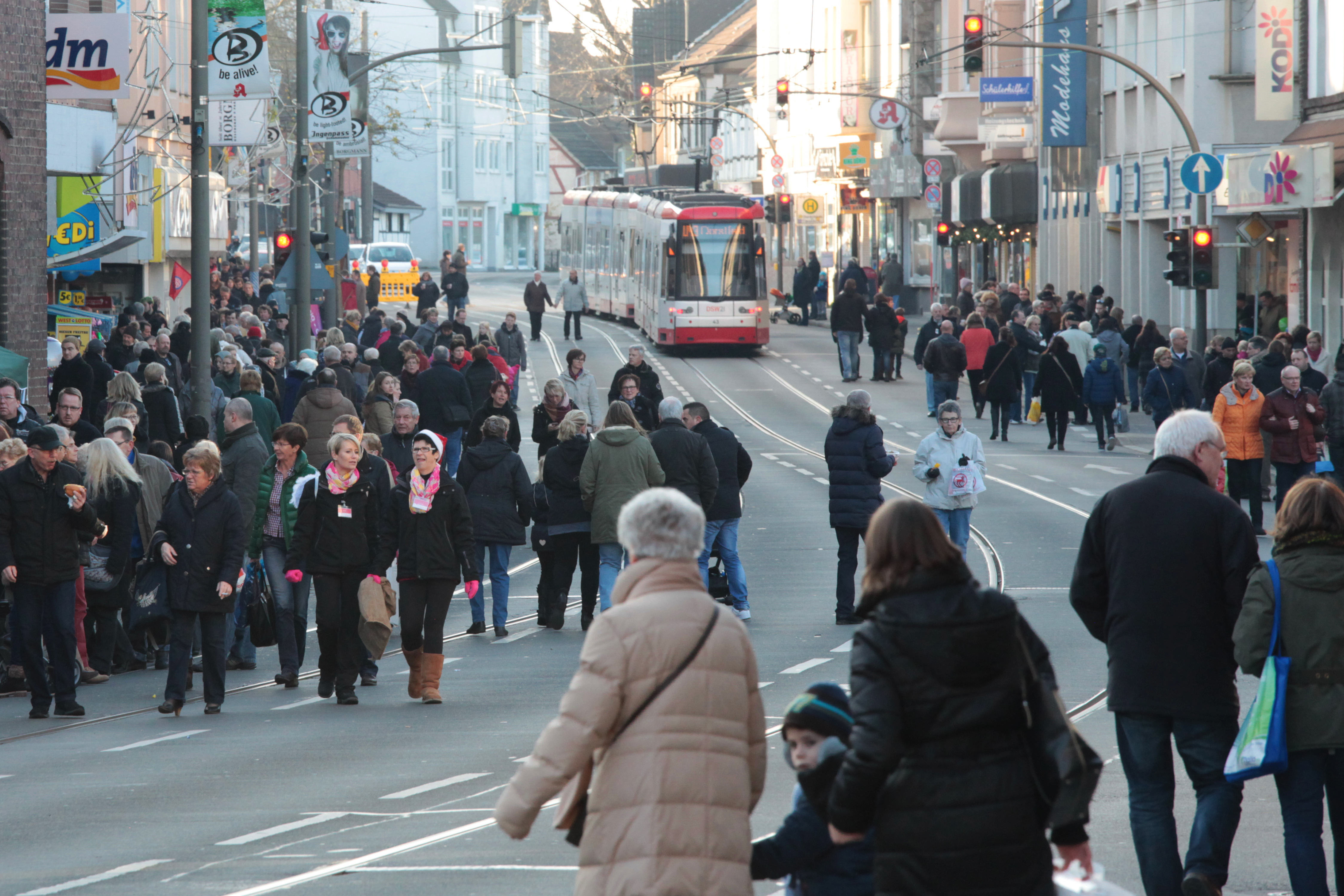 Vorrang für die Fußgänger (und den ÖPNV) gab es bis dato nur bei den Sperrungen des Brackeler Hellwegs anlässlich verkaufsoffener Sonntage (hier im Advent 2014).