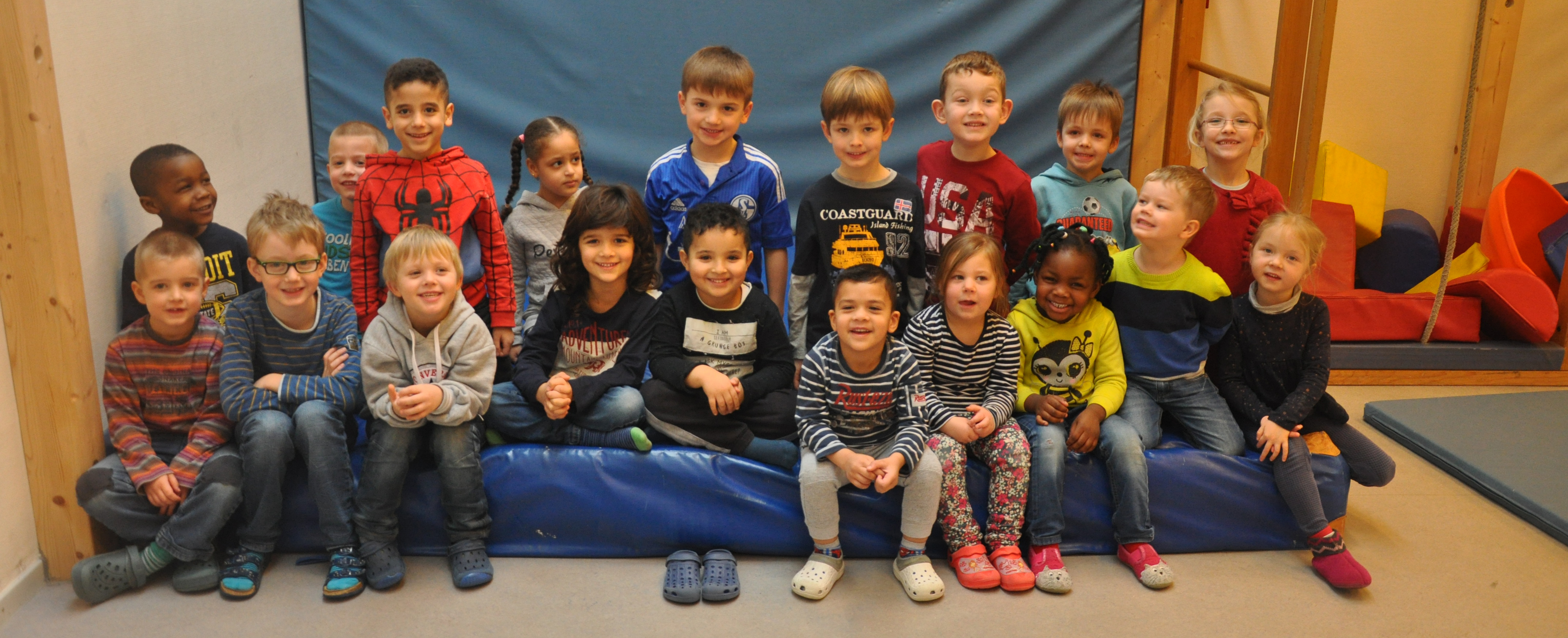 Jeden Mittwoch sind die Kids mit Feuereifer bei der Sache. Einige der Minis haben die Leidenschaft zum Fußball schon so weit entwickelt, dass sie inzwischen in einem Verein kicken. Fotos (2): cHER