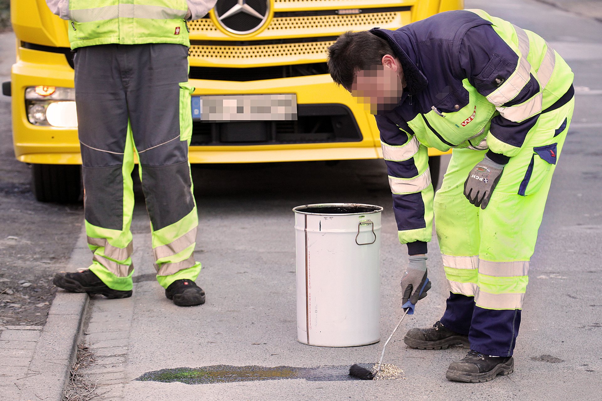Ein Mitarbeiter der Wirtschaftsbetriebe Lünen entfernte am Dienstag die letzten Reste einer alten Markierung.