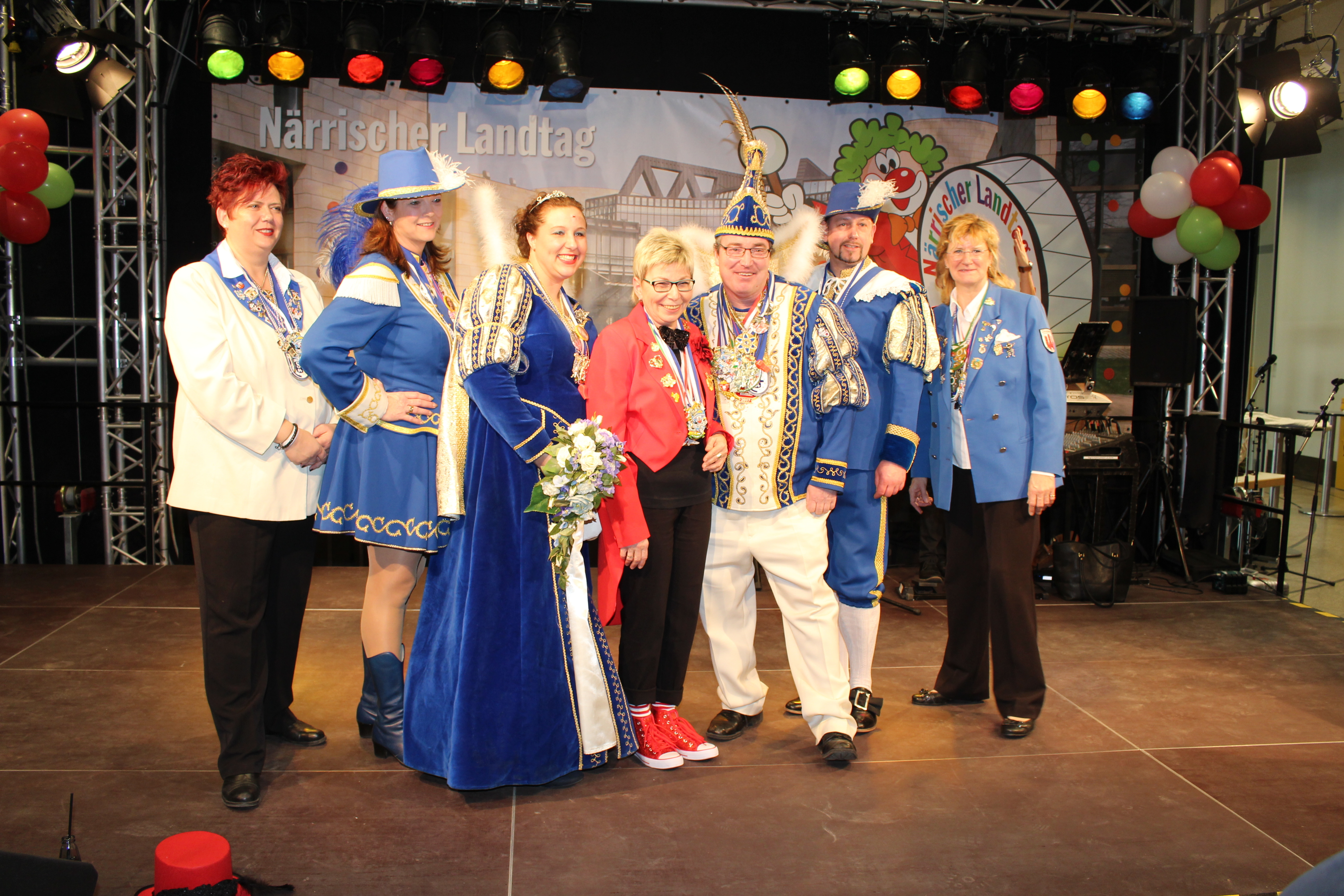 Ein Gruppenbild mit der Dame des Hauses. Carina Gödecke, die Präsidentin des Landtages NRW, ließ es sich nicht nehmen, den diesjährigen Landtags-Orden 2017 zu überreichen und sich mit allen Gruppen fotografieren zu lassen.