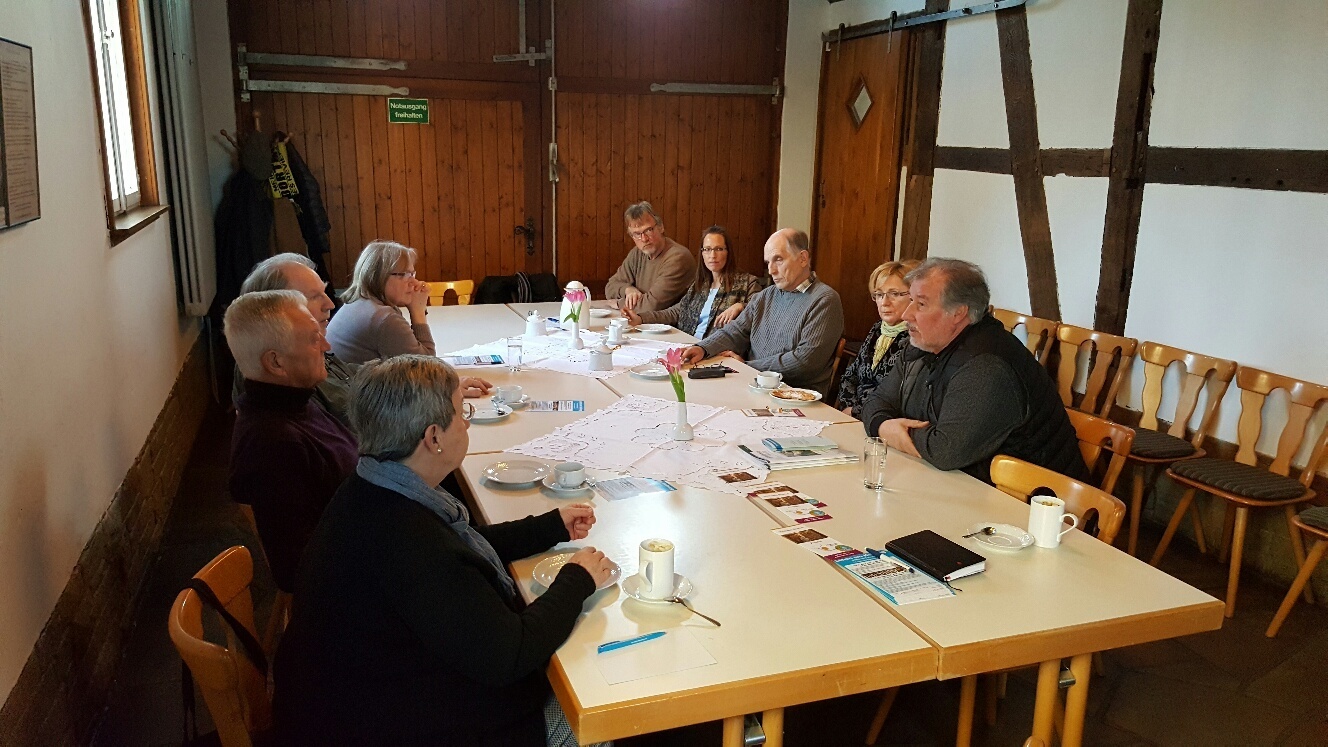 Franz Kannenberg –rechts im Bild- im Gespräch mit den Nachbarschaftshelfern des Stadtbezirks Brackel