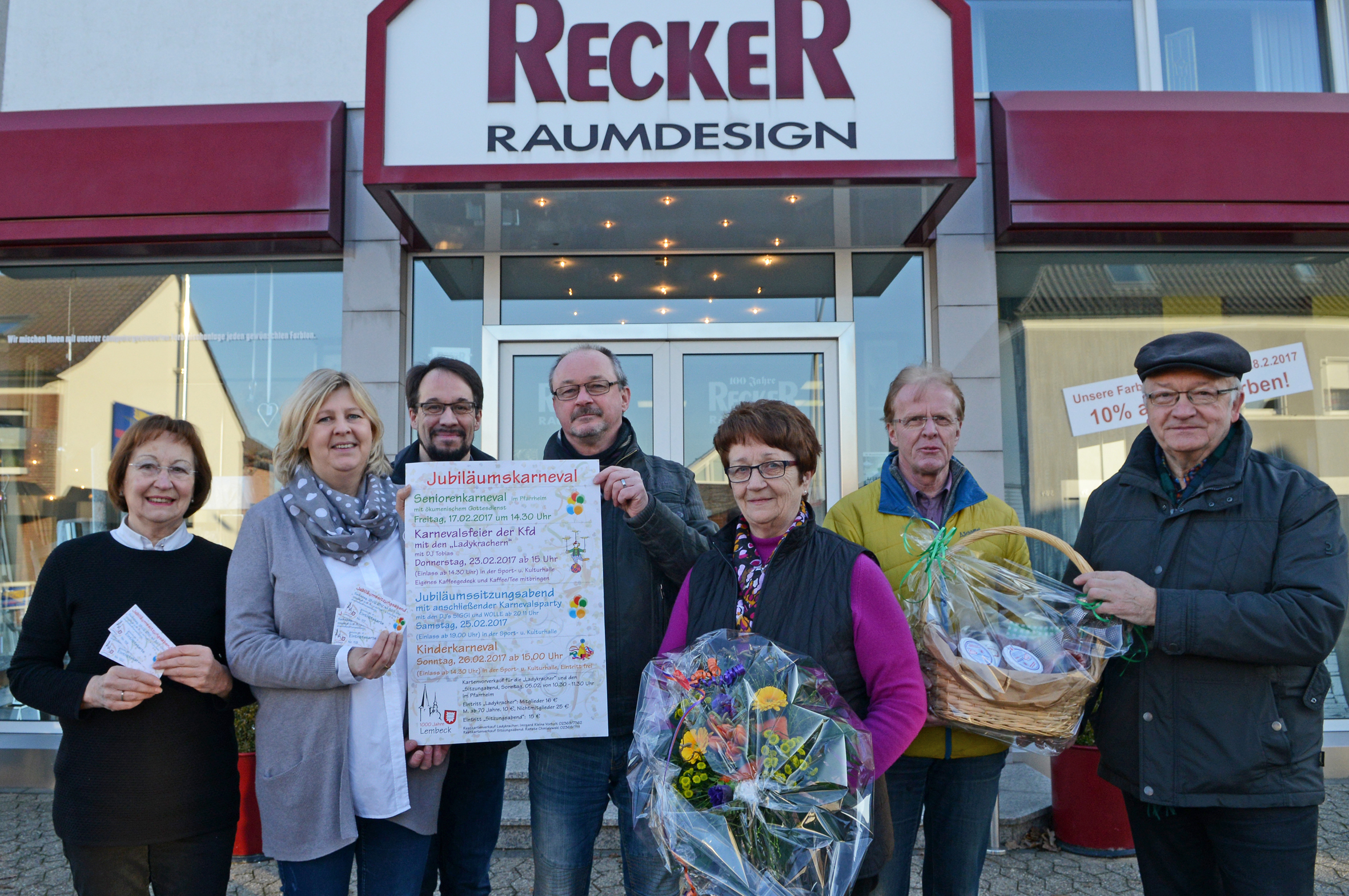 1000 Jahre Lembeck: Nach der Schließung des Geschenkeladens Heidermann übernimmt die Firma Recker Raumdesign den Kartenvorverkauf für die Lembecker Vereine. Im Bild v.l.: Doris Recker, Elli Löken, Marcus Löken, Jörg Chmielewski, Irmgard Heidermann, Eckhard Klinckmann und Ludwig Drüing.