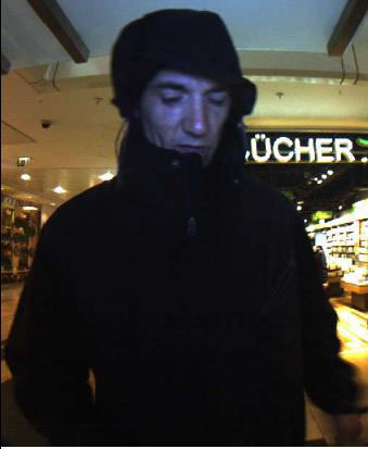 An einem Automaten im Altenessener Alleecenter hob dieser Mann Geld mit der geklauten Karte ab.