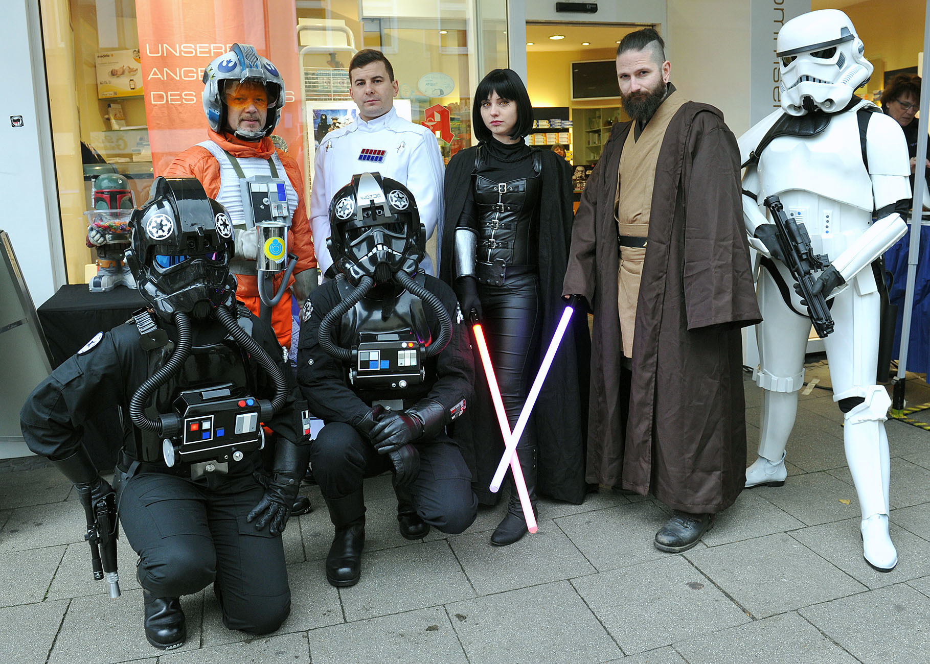 Verkaufsoffener Sonntag in Frohnhausen:
Gemeinschaftsaktion der Startrooper Germany, der Essener Elterninitiative zur Unterstützung krebskranker Kinder und der Mommsen-Apotheke.