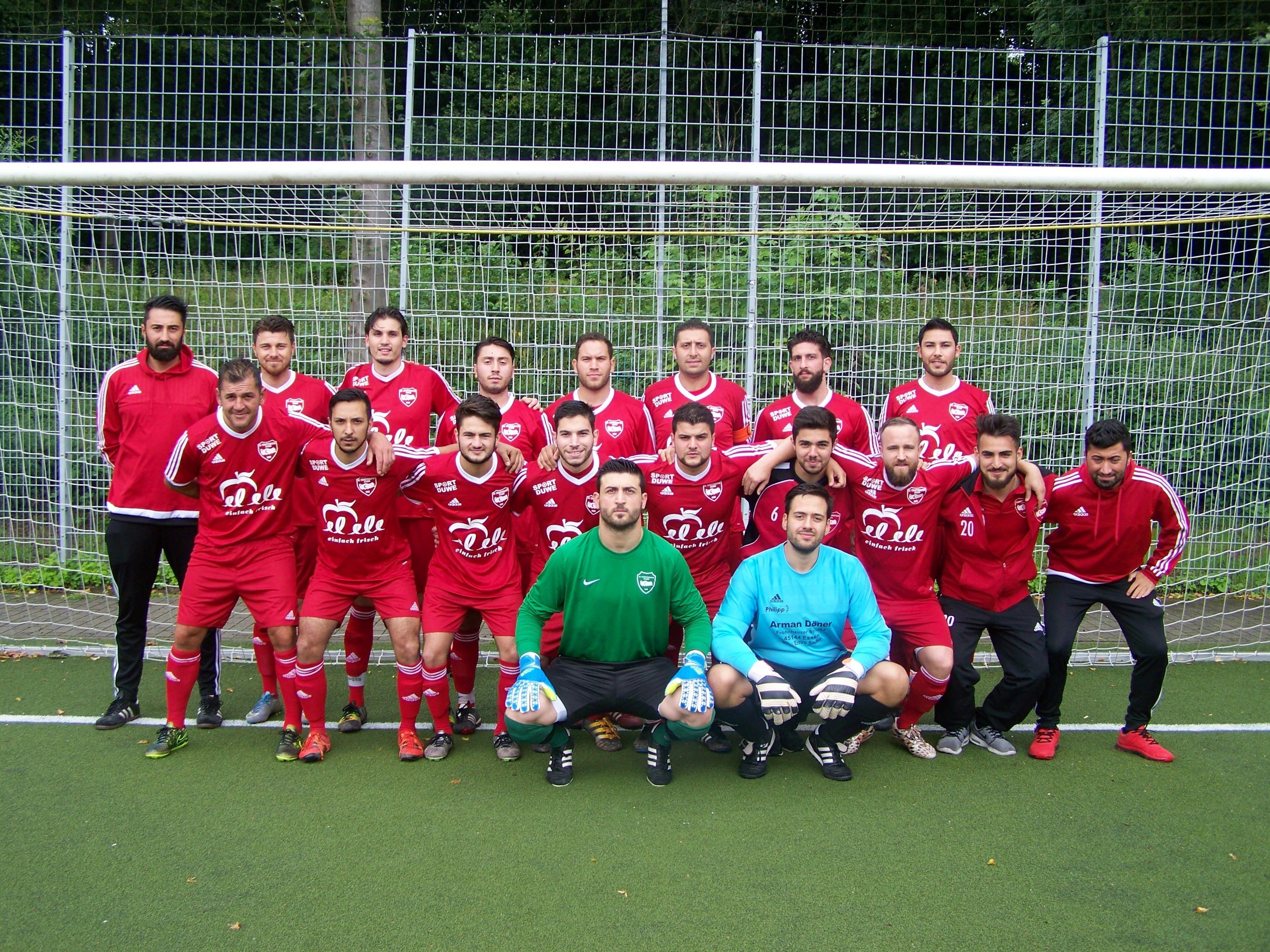SC Türkiyemspor Essen, 1. Mannschaft (Photo Marx)
Hinten, v.l.: Selcuk Günes, Hasan Fidan, Yavuz Uzuner, Enes Sari, Özkan Daglioglu, Ferhat Yalcin, Ahmet Ciplak, Fatih Kabuk, davor, v.l.: Tezcan Tuna, Deniz Uzun, Bünyamin Topuz, Özgür Daglioglu, Recep Aker, Mustafa Topuz, Mike Fuchs, Abdullah Durmus, Serkan Günes, vorne: Yavuz Ayasli, Jan Maurischat