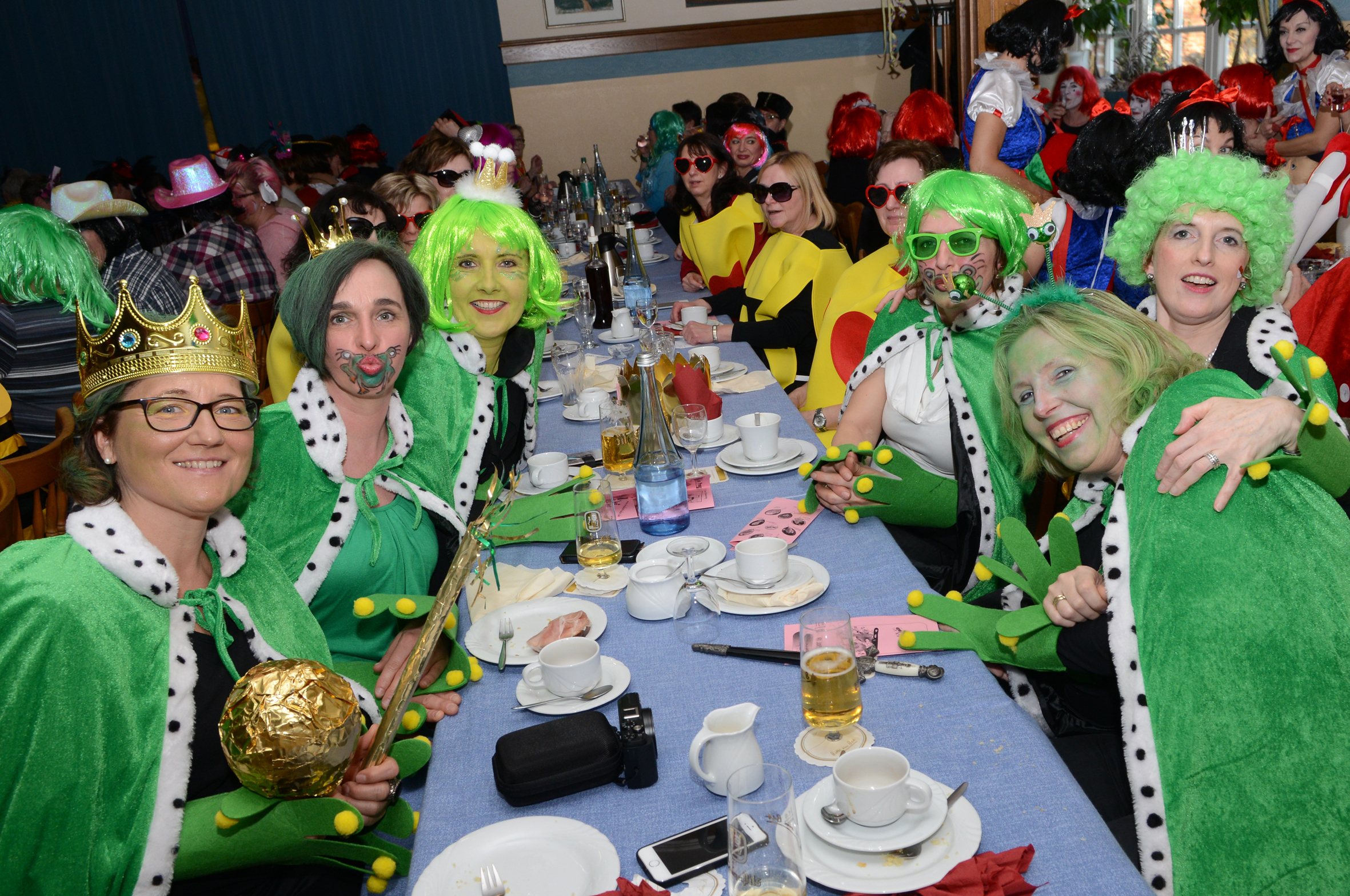 Die Frauen der Kfd Rhade feierten in großer Runde Karneval vom Feinsten.
