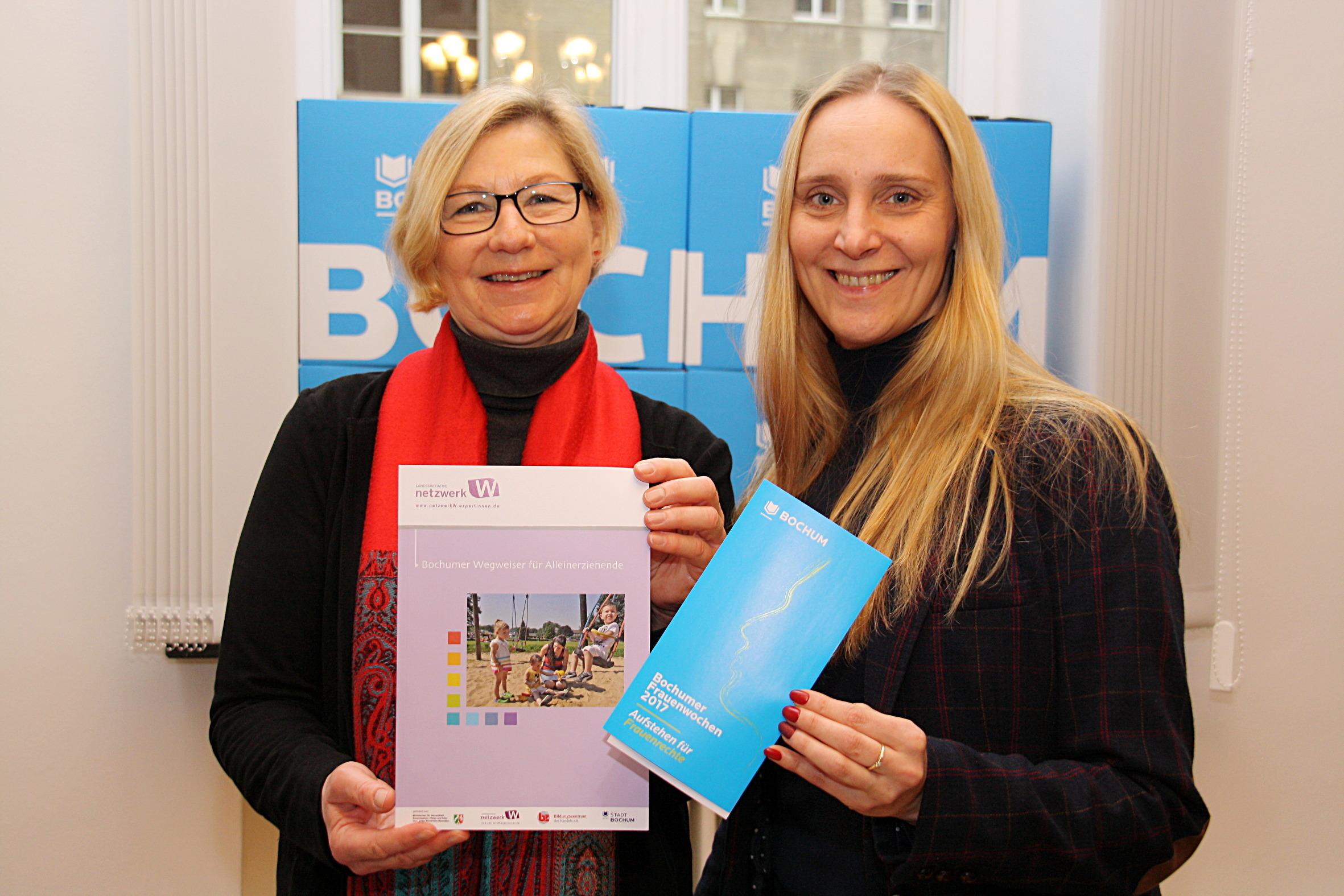 Antje Krüger (l.) vom Bildungszentrum des Handels und Daniela Kolenda von der Gleichstellungsstelle stellten das Programm der Frauenwoche sowie den Wegweiser des Netzwerks W vor.