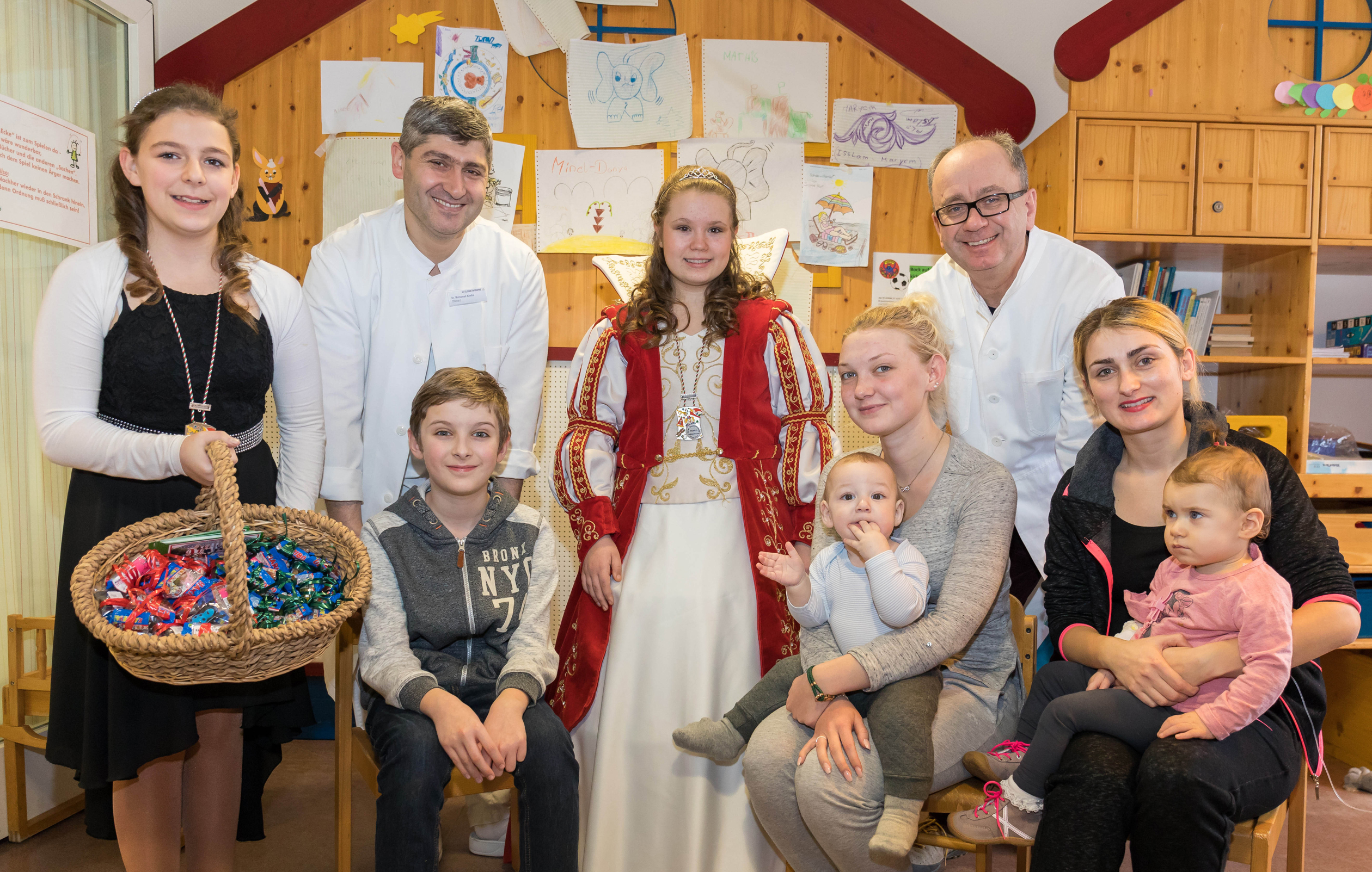 Ungewohnter Besuch in der Klinik für Kinderchirurgie des Marien Hospitals: Karnevalsprinzessin Marie (m.) und ihre Adjutantin Lena (l.) waren zu Gast und verteilten kleine Geschenke.