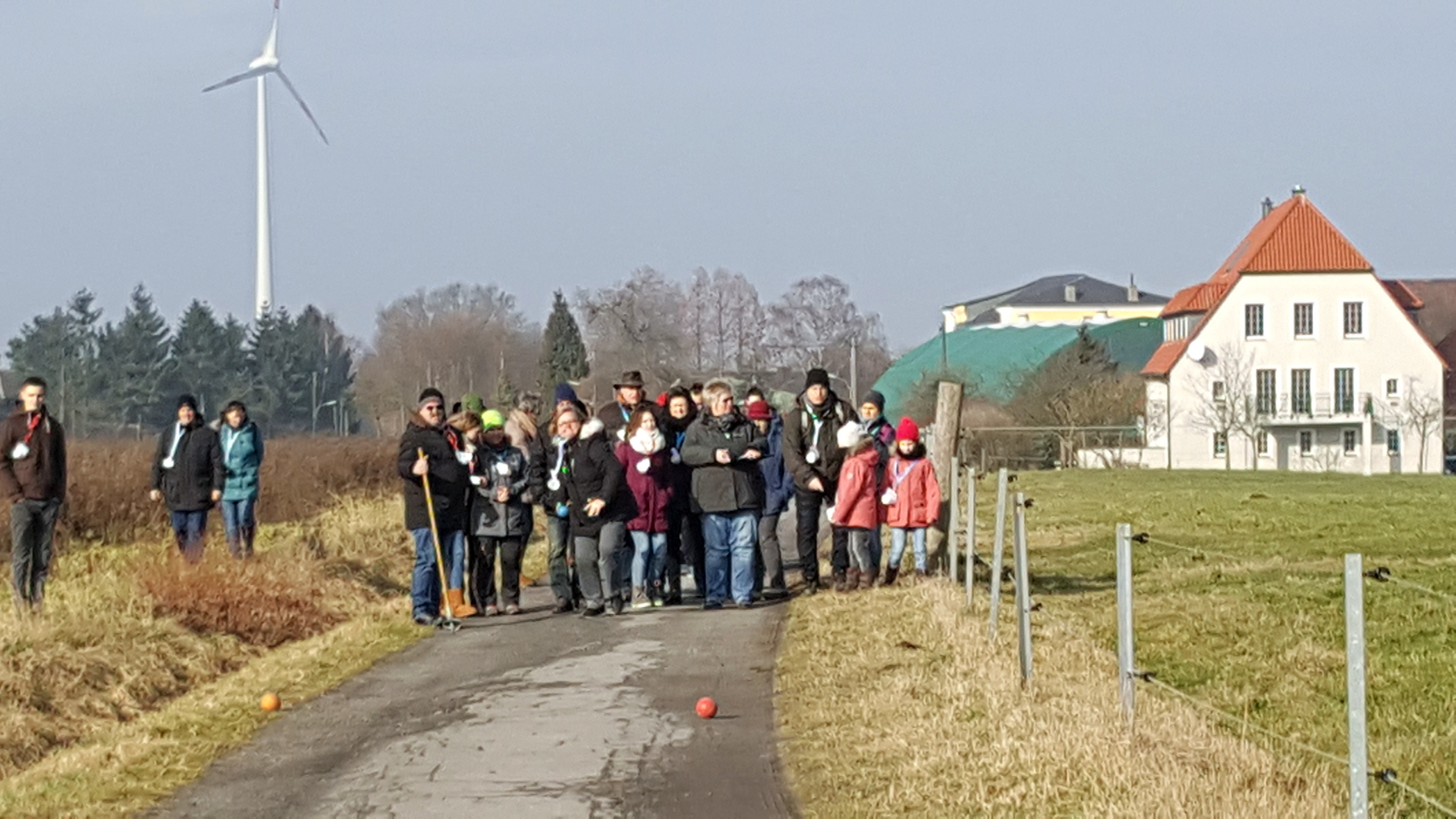 Auf den Feld- und Waldwegen im und ums "Pferdedorf" Holthausen wurde auf Einladung des Heimatvereins mal wieder gebosselt.