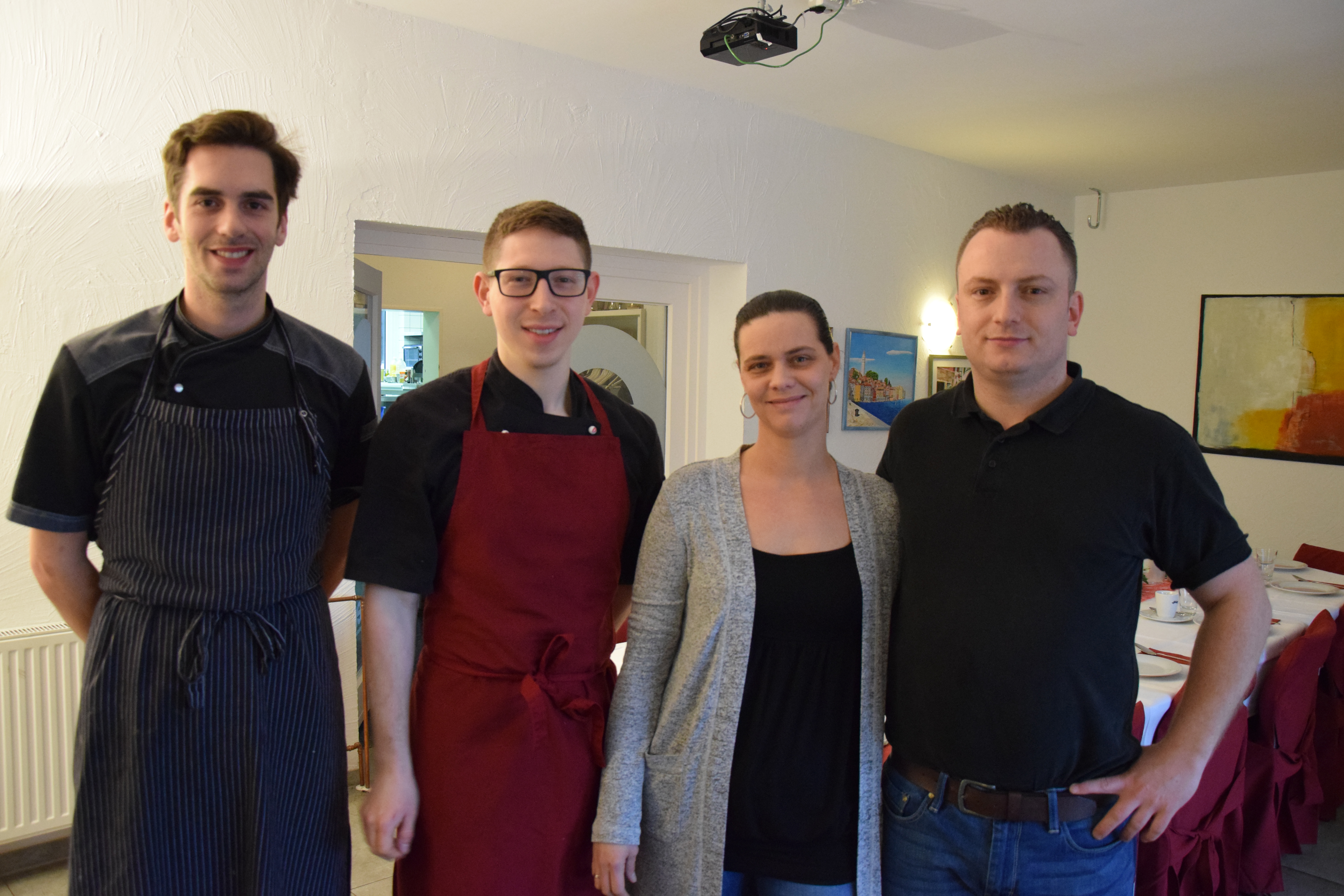 Nathalie und Christian Müller (rechts) begrüßen die neuen Köche Pascal Hinz (links) und Konstantin Kolombet.