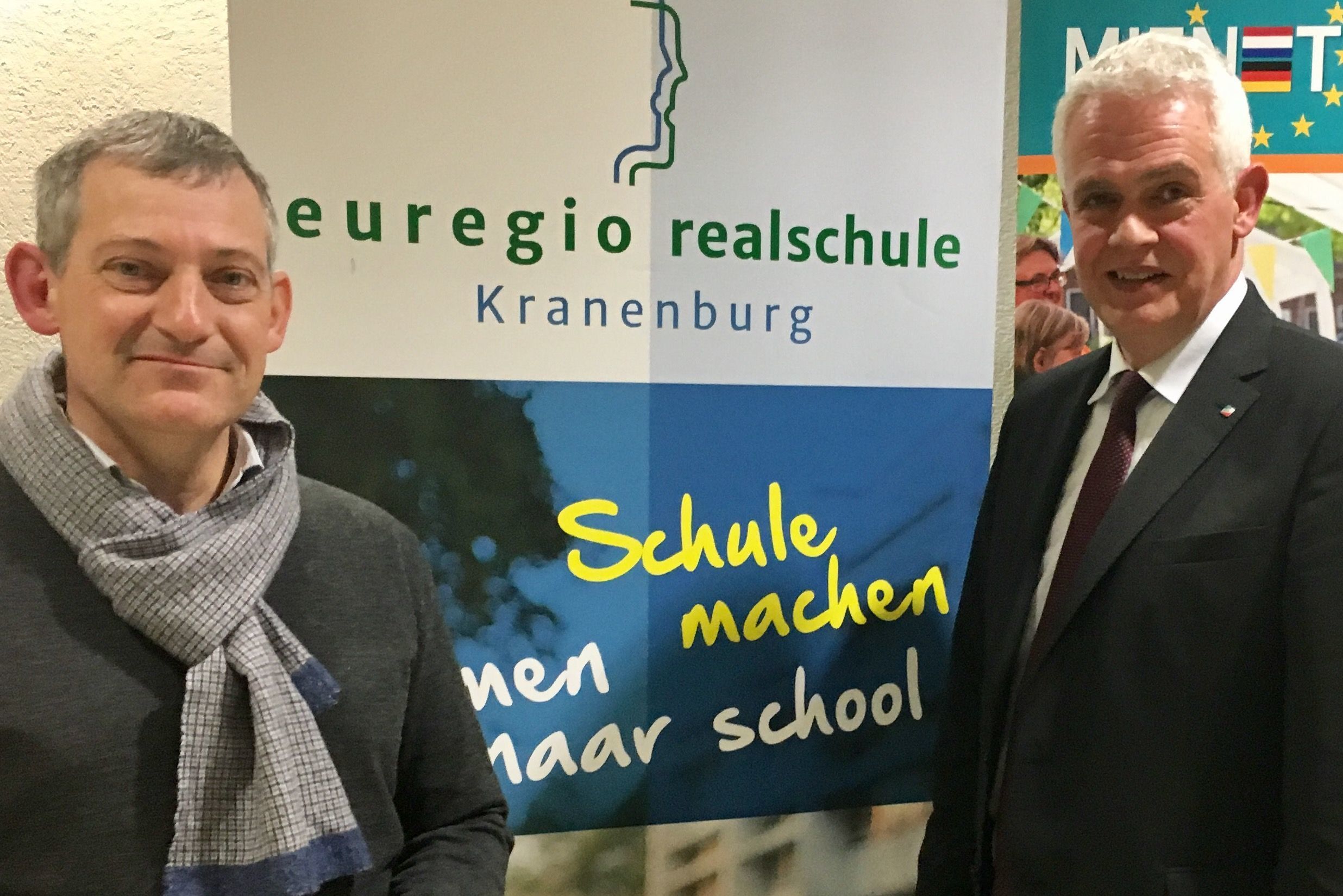 Der Schulleiter der Euregio-Schule Kranenburg Ulrich Falk (links) im Gespräch mit dem Landtagsabgeordneten Dr. Günther Bergmann.