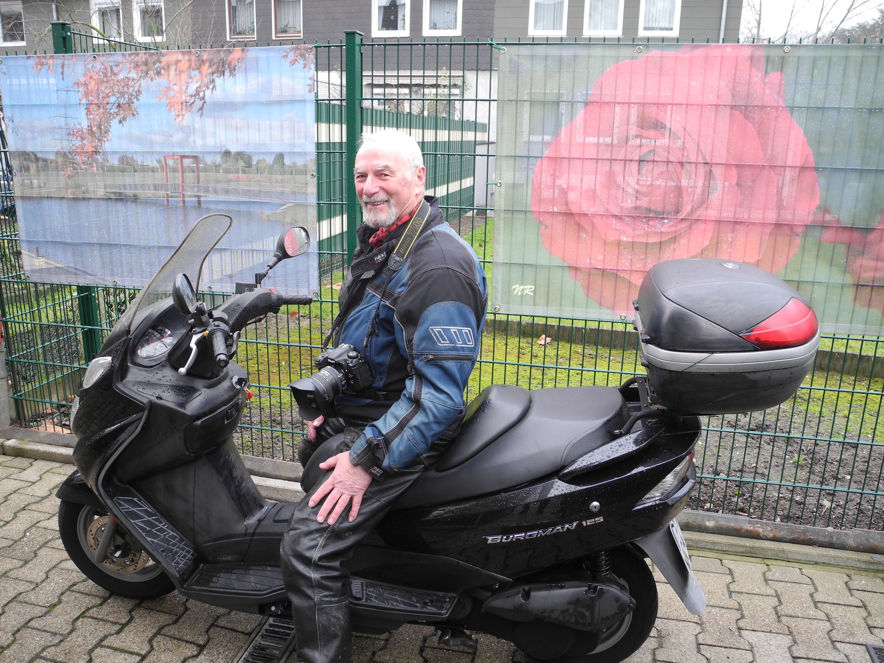 Los! Der flotte Flitzer Norbert Rittmann düst auf Foto-Tour...Im Hintergrund stets vor Augen, seine Fotos Niederfeldsee-Brücke und Rose - selbst im bitteren Winter. Fotos: Schattberg