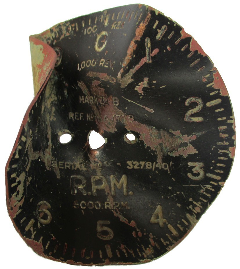 Skalenscheibe eines Drehzahlmessers eines der Motoren der Wellington X3814
