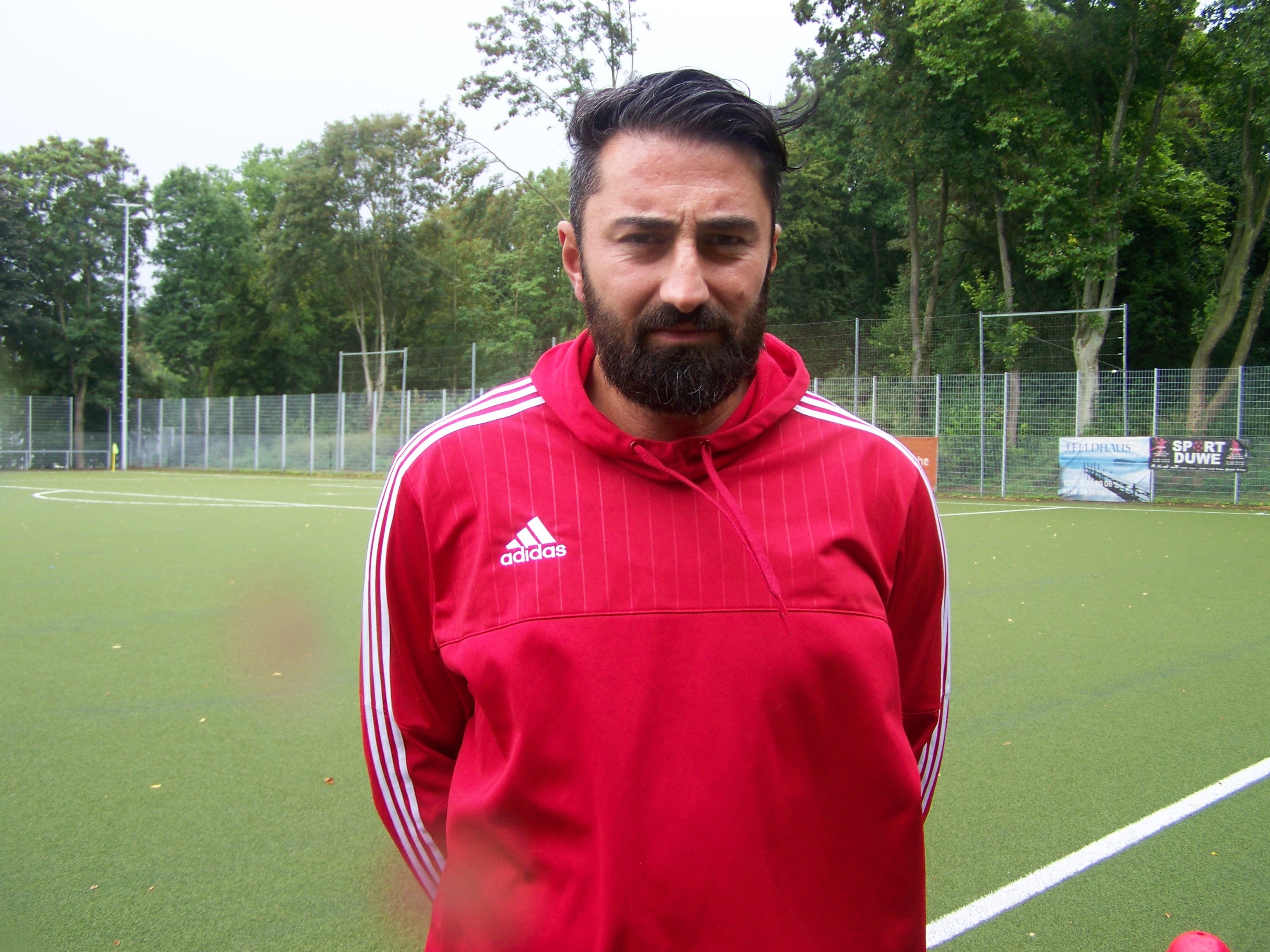 SC Türkiyemspor Trainer Selcuk Günes, 35 Jahre alt, ledig, Dipl-Wirtschaftsinformatiker und Geschäftsführer einer Werbe- und Internetagentur. Seit 2,5 Jahren Trainer von Türkiyemspor, zunächst als Spielertrainer und momentan nur noch als Spieler. Hobby Fußball (Photo Marx)