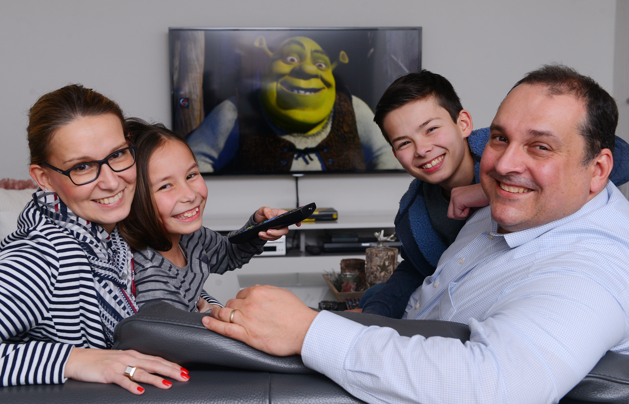 Gemeinsame Kinoabende mit Fingerfood stehen bei den Geyers, hier mit Lena und Lukas, regelmäßig auf dem Programm. Foto: Michael de Clerque