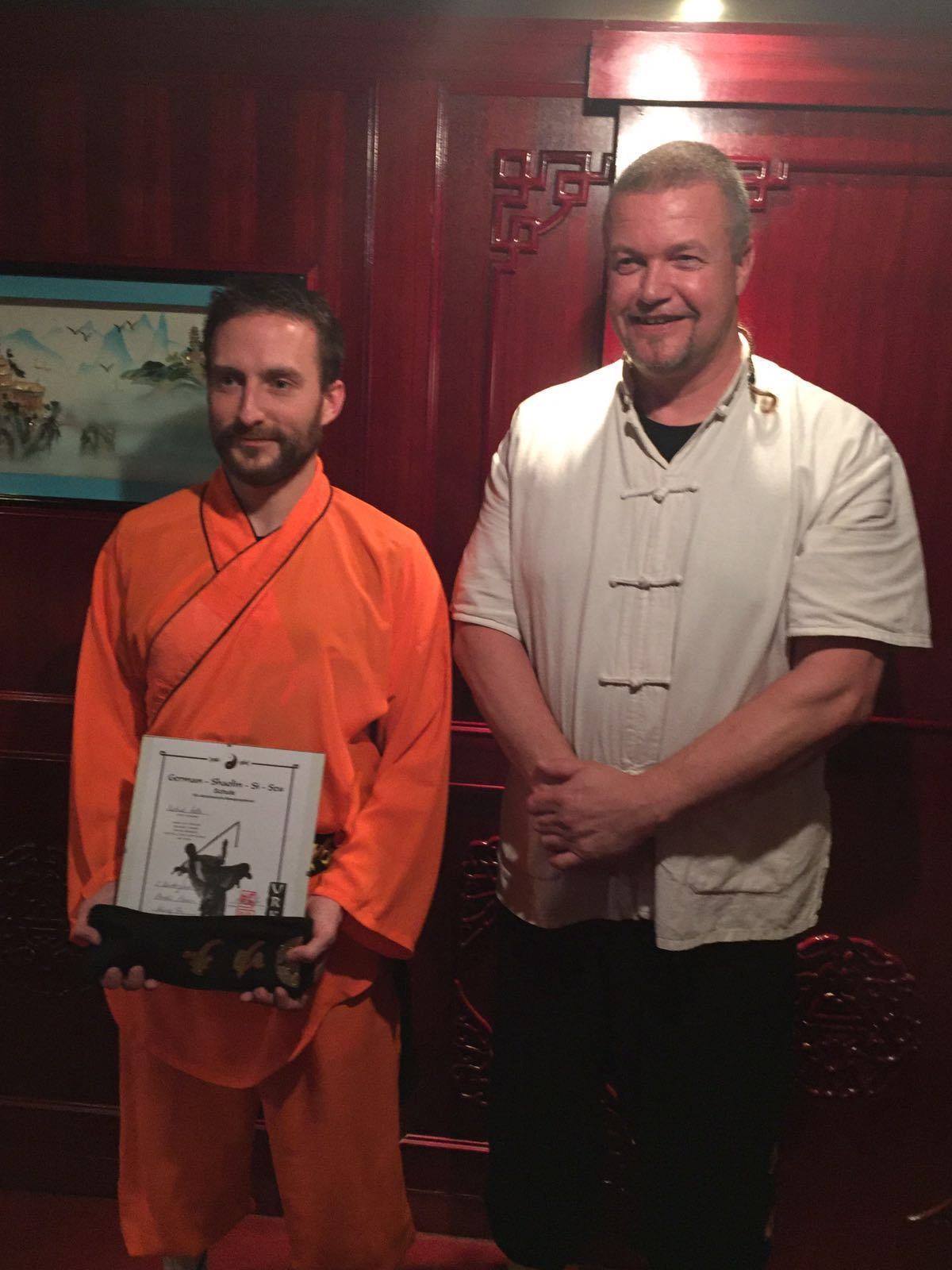 Michael Adler erhält nach bestandener Prüfung die Urkunde zum 2. Toan Shaolin Kung Fu von seinem Shifu Thomas Malz überreicht. Foto: PR