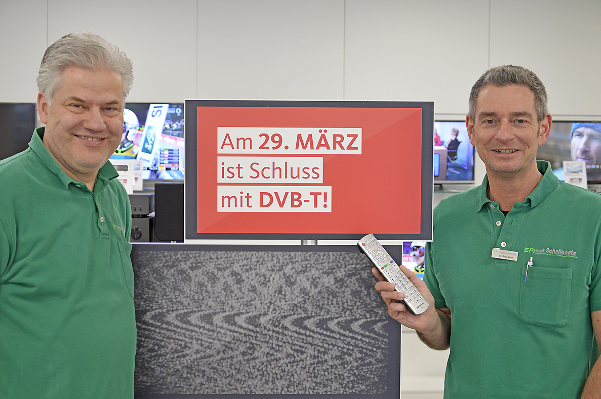 Beantworten gerne Fragen rund um den Wechsel zu DVB-T2 HD: Ulrich Schallowetz (links), Inhaber von "EP: Musik Schallowetz", und Christian Schaffelld, Mitarbeiter des Musik- und Elektrofachgeschäfts an der Friedrichstraße 240 in Velbert und Experte auf diesem Gebiet.