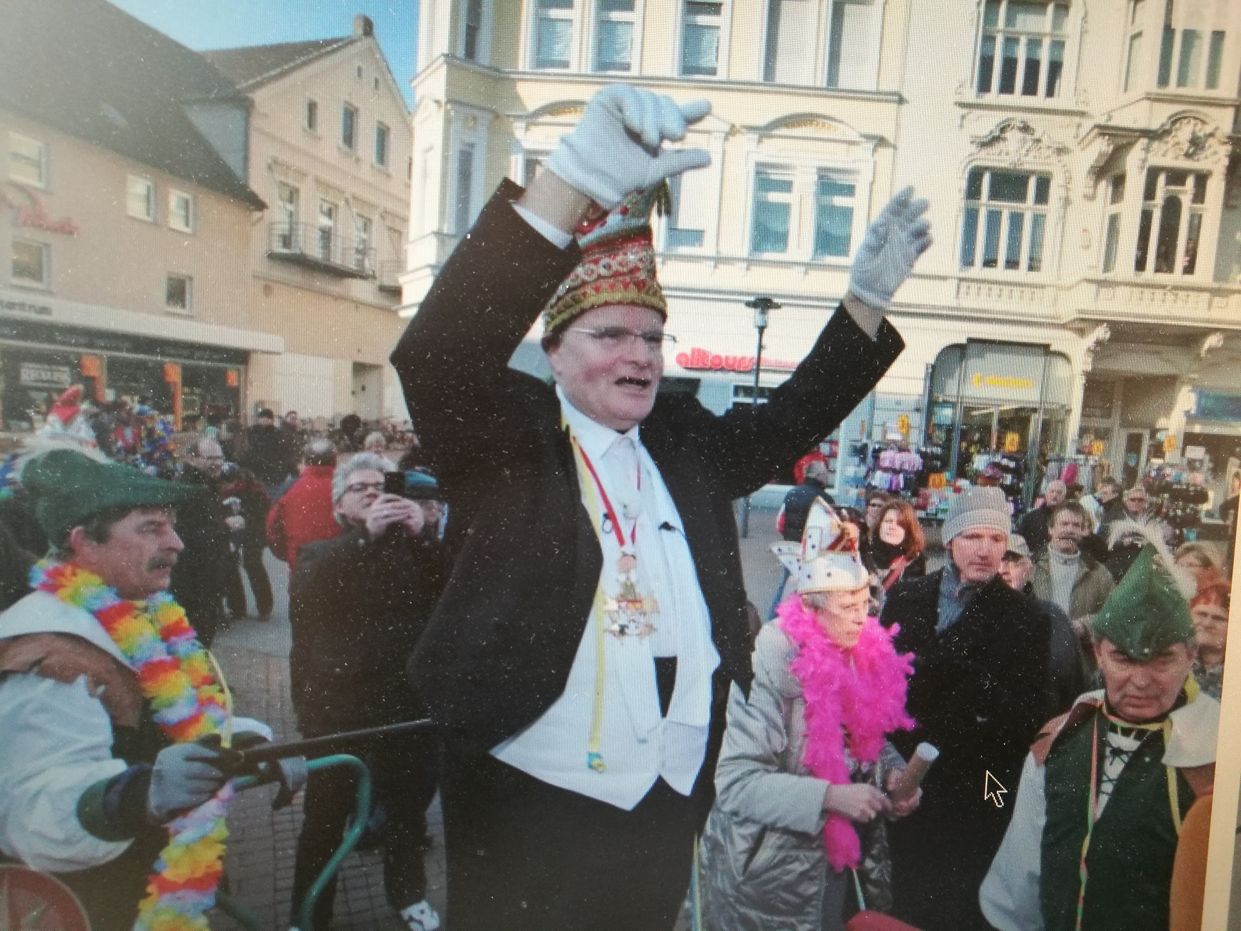 Faschingskostüme, Stimmungsmusik und Konfettiregen erlebt die Unnaer Innenstadt wieder zur Weiberfastnacht. Mit rund 800 Kindern zieht der 61. Karnevalsumzug zum Rathaus. Vorweg natürlich Urgestein Helmut Scherer, einschließlich Kinder-Prinzenpaar und Unnaer Esel. Obernarr Helmut Scherer kann`s nicht lassen.