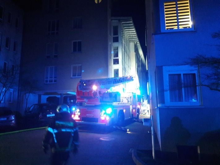 Insgesamt 36 Feuerwehrkräfte waren zur Bekämpfung des Wohnungsbrandes im Einsatz