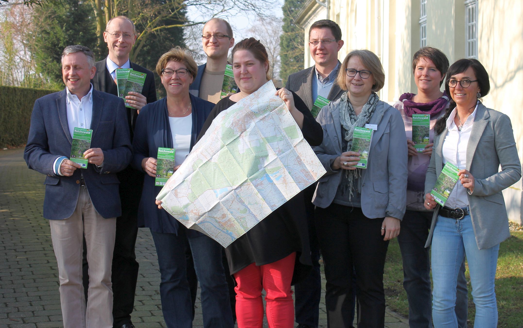 Die Vertreter der teilnehmenden Kommunen bei der Vorstellung der Wanderkarte (von links nach rechts: Erik de Gans (Gemeinde Berg en Dal), Dr. Joachim Rasch (Kleve Marketing), Toos Pingen (Gemeinde Gennep), Timo Güdden (Gemeinde Bedburg-Hau), Anne Peimann (Gemeinde Kranenburg), Andreas Kochs (Euregio Rhein-Waal), Martina Gellert (Kleve Marketing), Svenja Arntz (Euregio Rhein-Waal), Silke Schmitz (Stadt Goch).