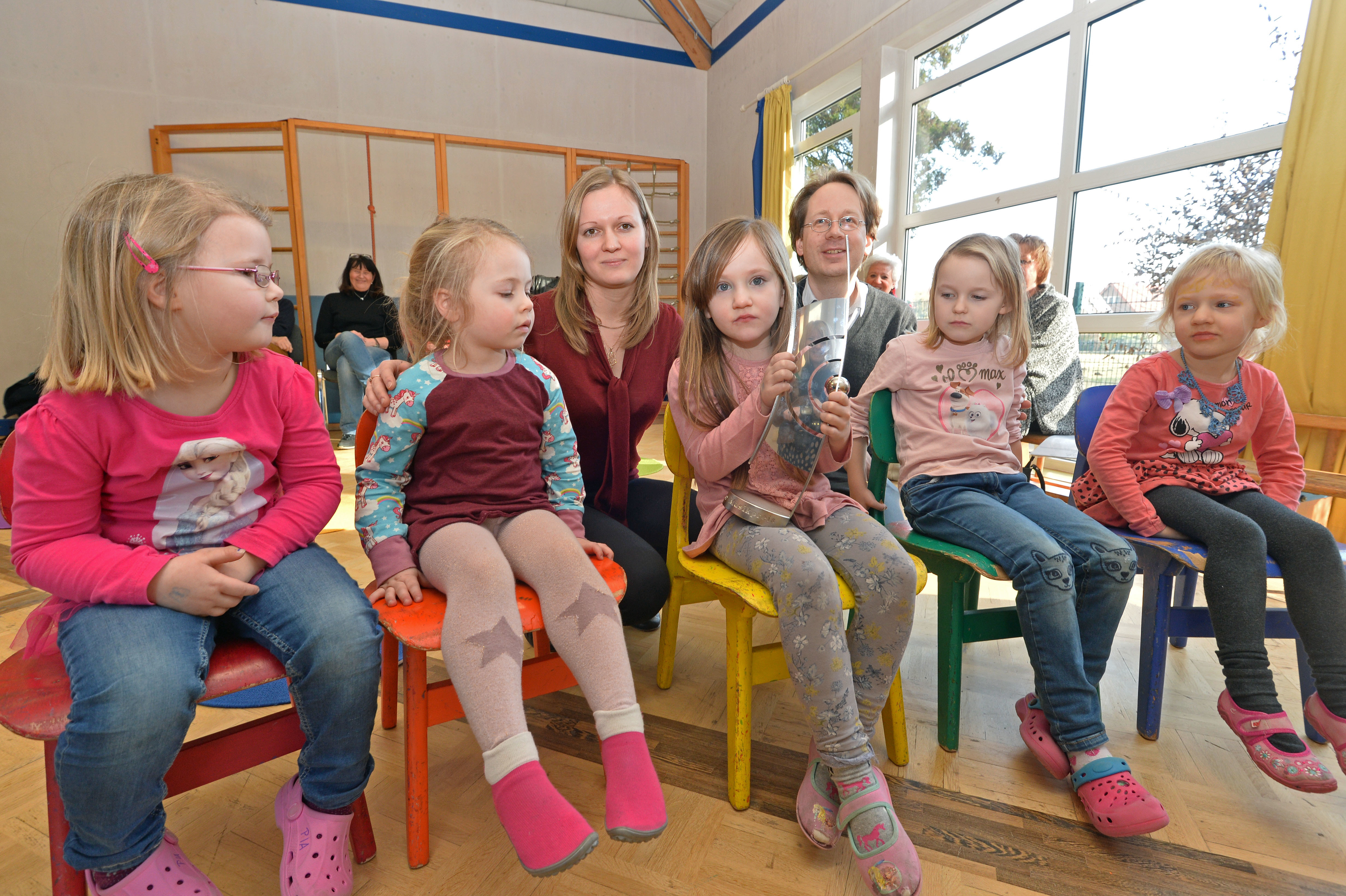 Gemeinsam mit der Musiklehrerin Elena Vavitsas und Dr. Tobias Bleek vom Klavierfestival Ruhr freuten sich die kleinen Pianistinnen des Familienzentrums Wittenbrink über den Echo Klassik. Foto: Bugzel