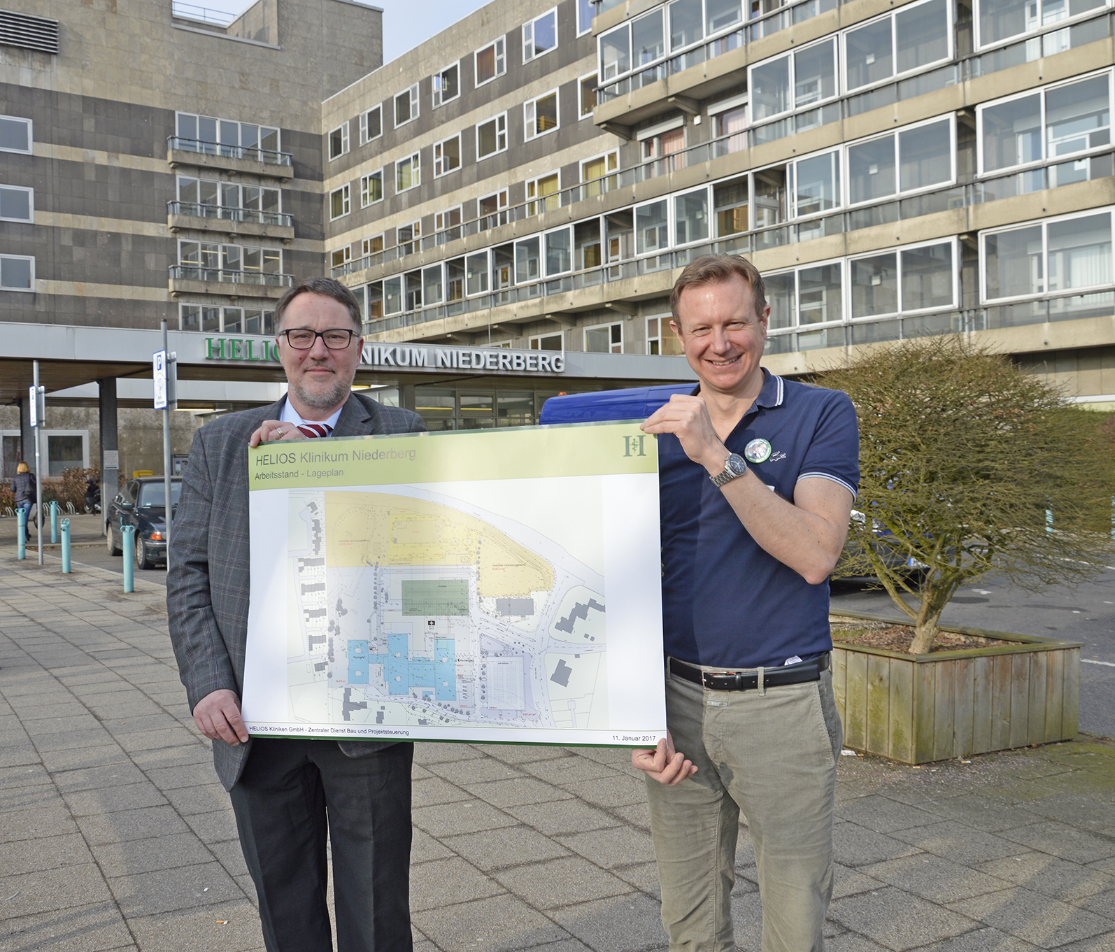Stellten die aktuellen Pläne für den Neubau des Helios Klinikum Niederberg vor: Stefan Bauer (links), Mitarbeiter der Bau-und Projektsteuerung der Kliniken, und Klinikgeschäftsführer Dr. Niklas Cruse.
