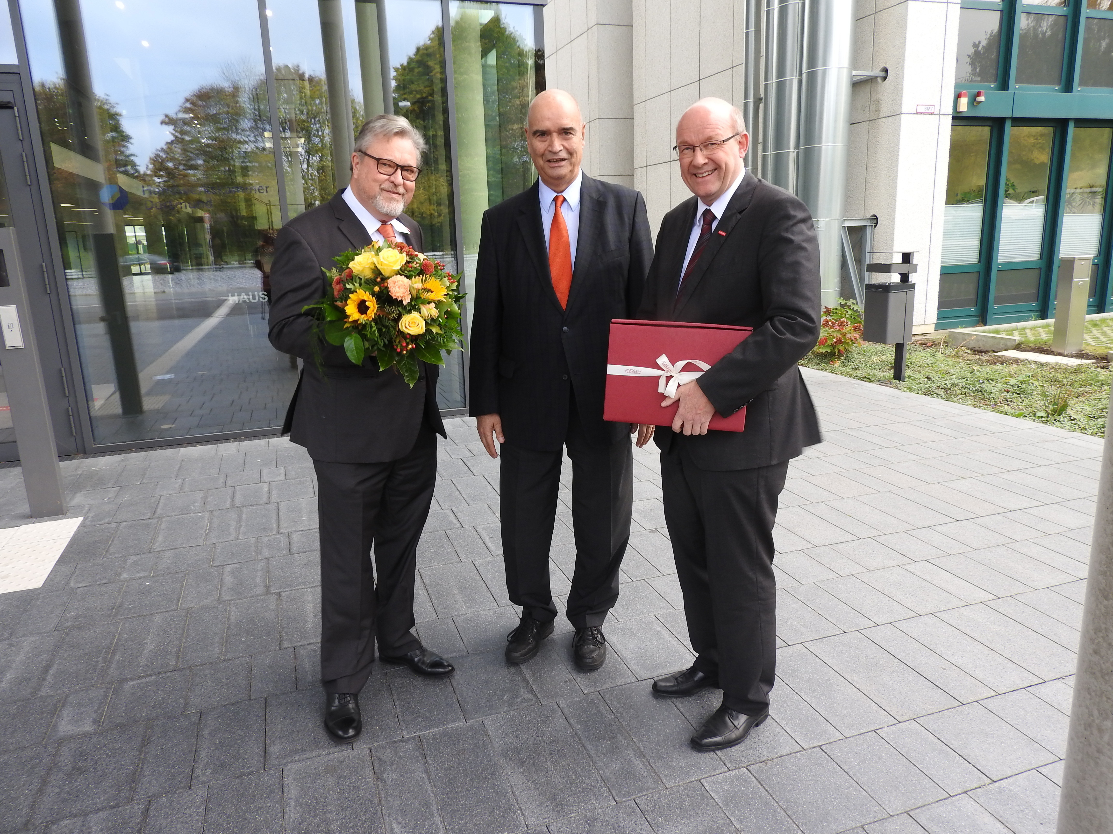 HWK- Hauptgeschäftsführer Ernst Wölke (l.) mit Ehrenpräsident Otto Kentzler und
HWK-Präsident Berthold Schröder.