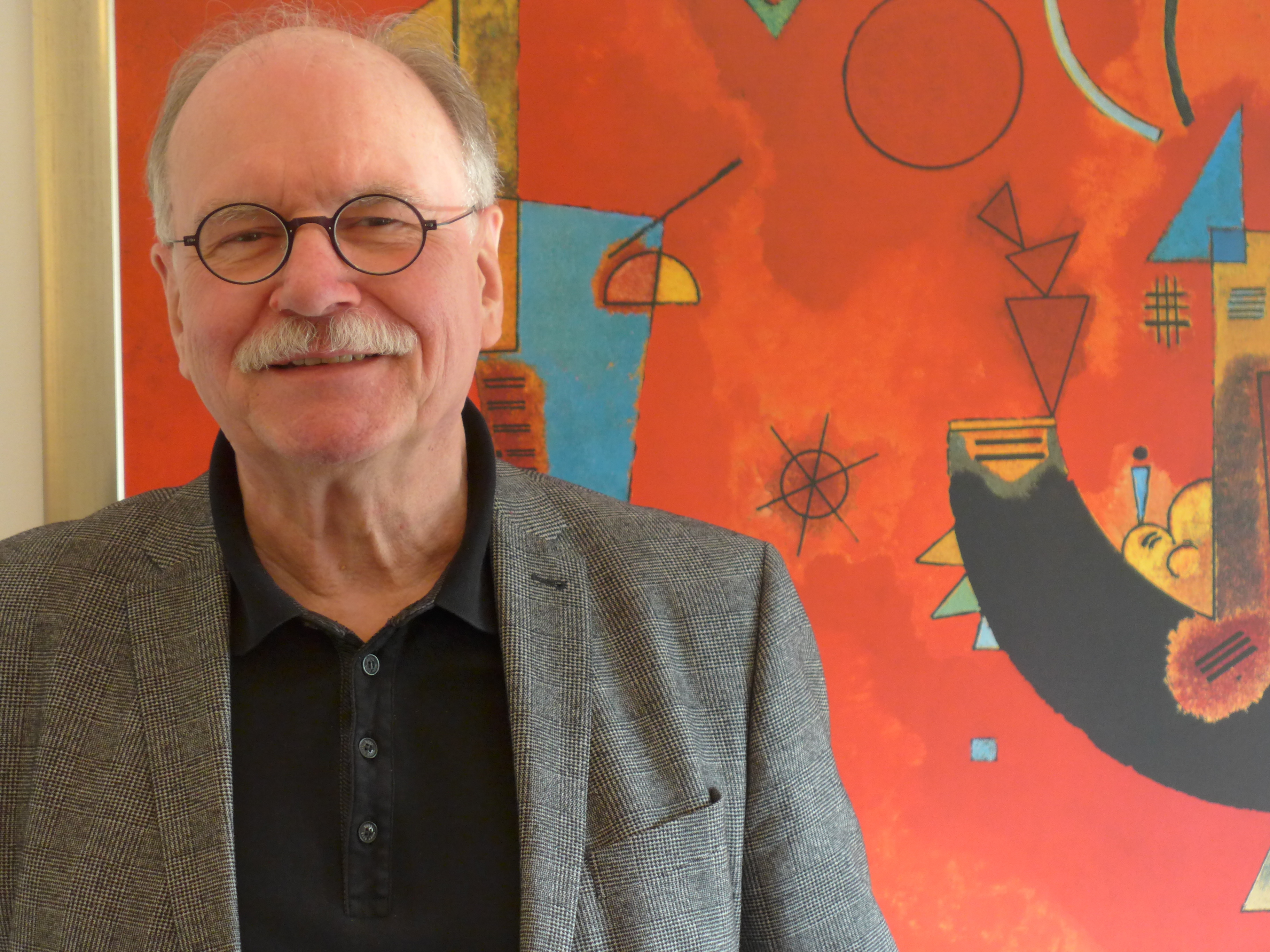 Helmut Hitzbleck vor einem Kandinsky-Gemälde in seinem Büro im Altenhof (Foto Emons)