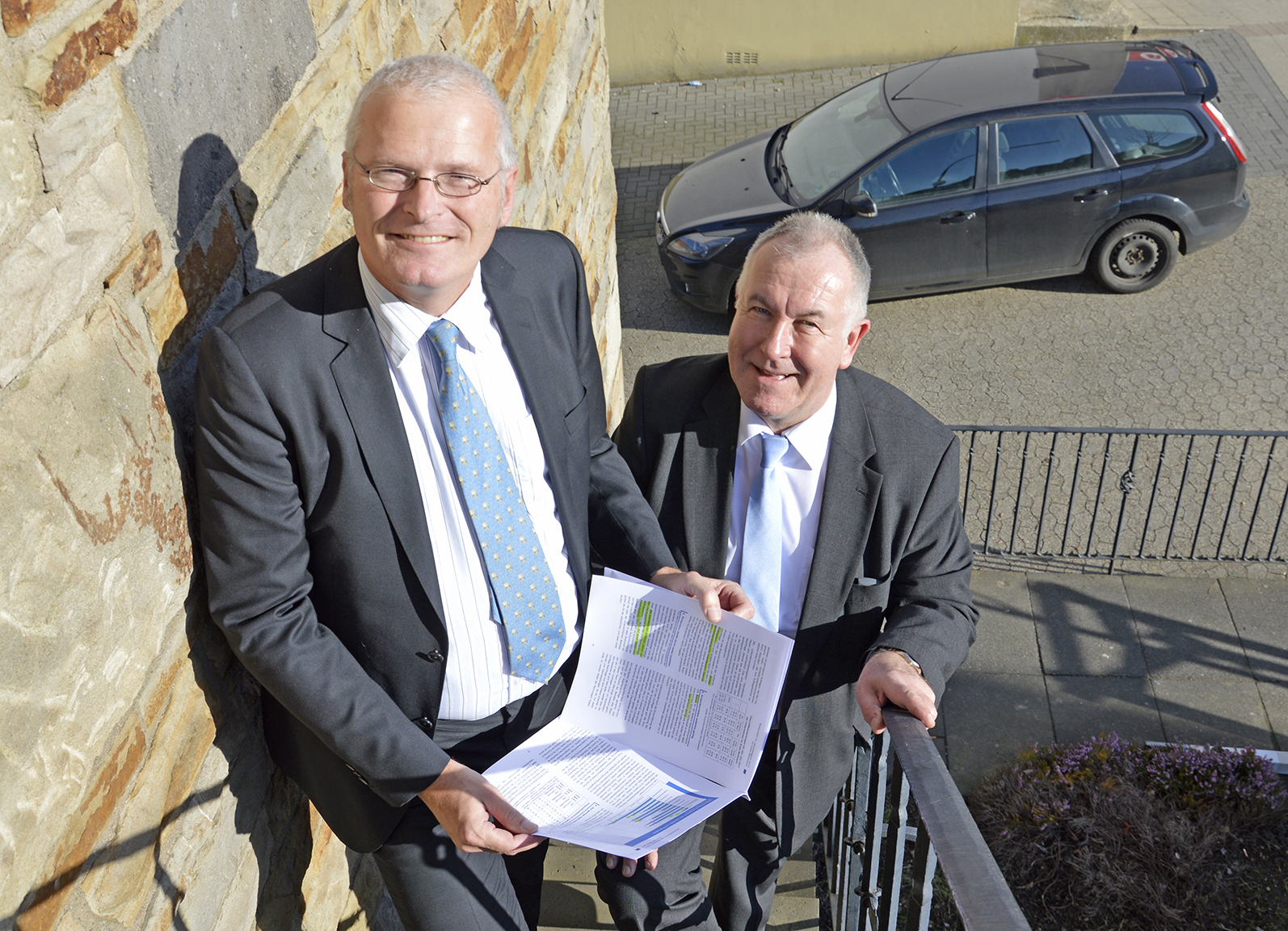 IHK-Zweigstellenleiter Dr. Ulrich Hardt (rechts) und IHK-Konjunkturexperte Gerd Helmut Diestler.
