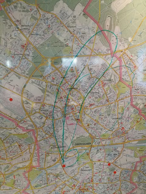 So sieht die "Ausbreitungskeule" der giftigen Dämpfe aus. Die Feuerwehr rät, in diesem Bereich Türen und Fenster geschlossen halten und die Lüftungsanlagen ab zuschalten. Es wird empfohlen, im Gebäude zu bleiben.  Bei Reizungen der Lunge oder Augen sofort die Feuerwehr rufen!