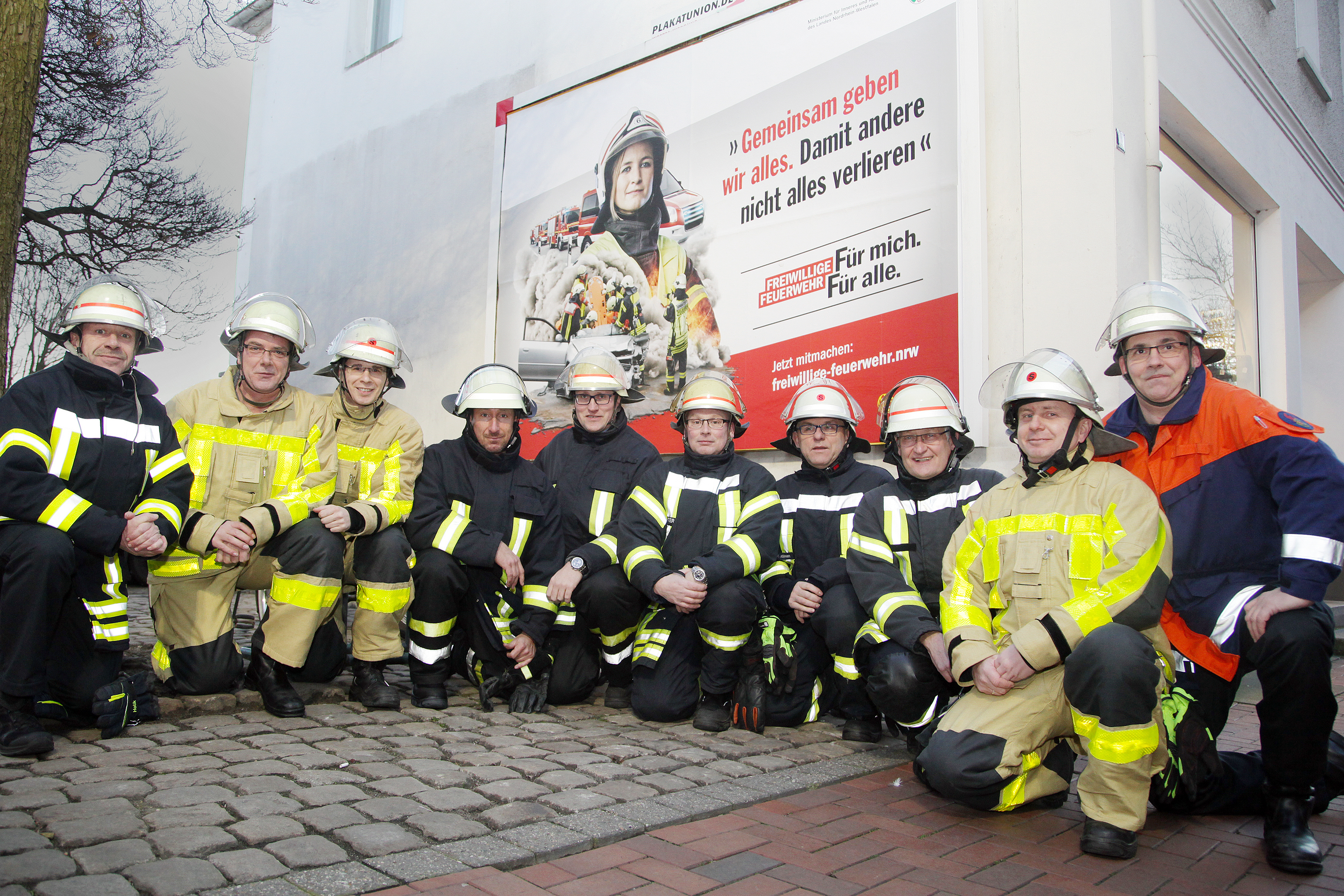 Der Leiter der Feuerwehr Lünen Rainer Ashoff (l.) mit den Löschzugführern aus den sieben Standorten. Sie stehen als Ansprechpartner zur Verfügung.