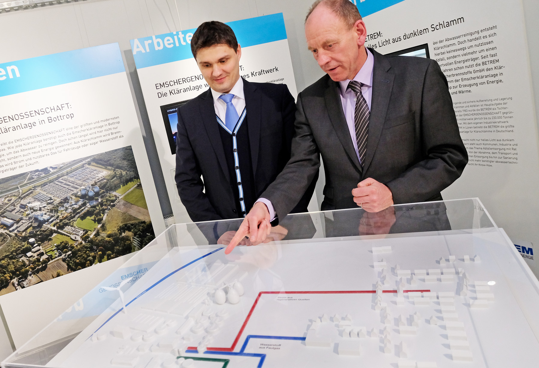 Interessierter Gast: Dmitry Terentjev (l.), Leiter der russischen Delegation, lässt sich das Konzept InnovationCity von OB Tischler erläutern. Foto: Kappi