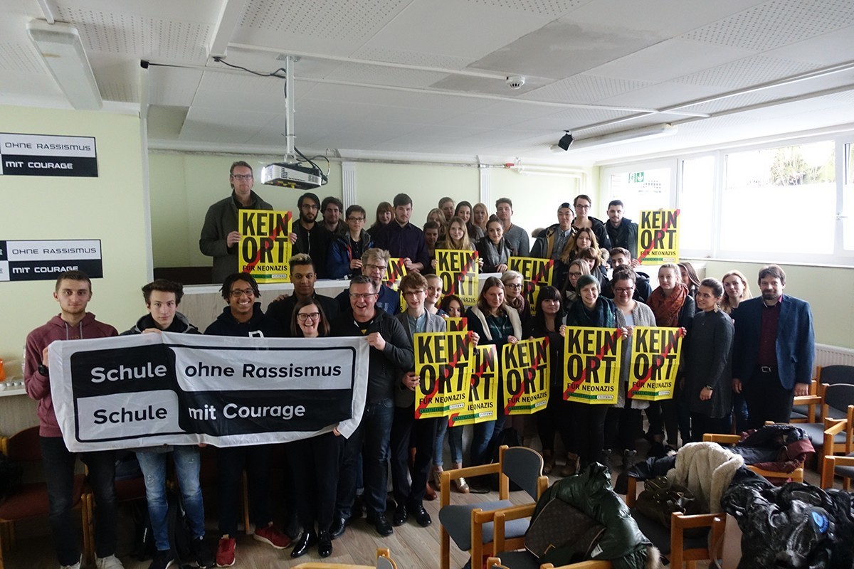 Die Schülerinnen und Schüler der Oberstufe am Stadtgymnasium haben sich in einer Projektwoche mit dem Themenfeld Rassimus beschäftigt und dazu den Autor und Zeichner Nils Oskamp eingeladen.