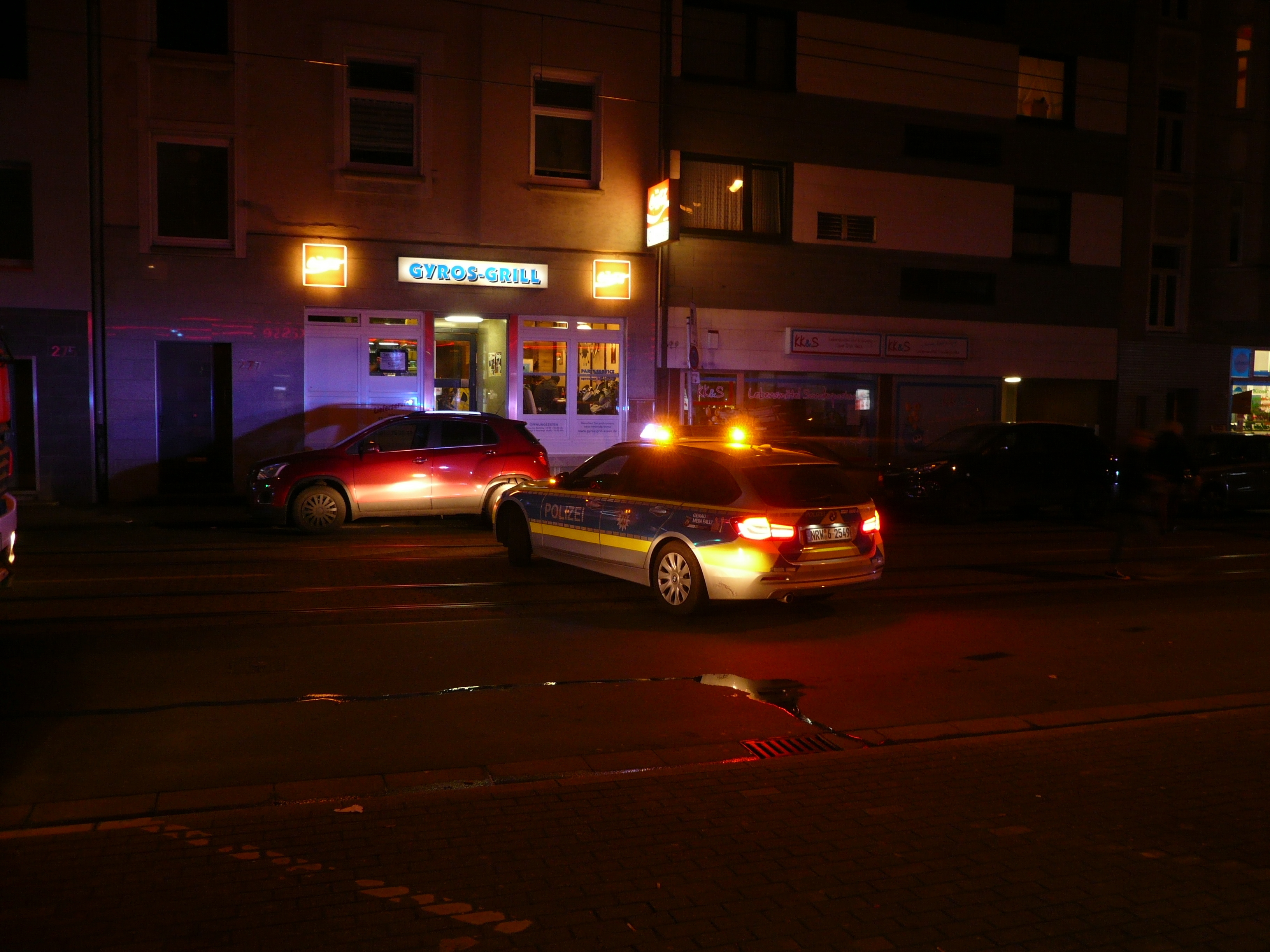 Abgesperrt! Die Polizei sperrte die Frohnhauser Straße ab Netto bis zum Gervinusplatz komplett für den Gesamtverkehr ab Fotos: Schattberg
