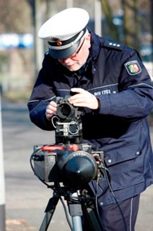 Blitzermarathon der Polizei NRW. Am 10.02.2012 wurde fuer 24 Stunden eine intensive Geschwindigkeits Ueberwachung, in NRW, durch die Polizei und die Kommunen, durchgefuehrt. An ueber 1400 Stellen wurde per Lasermesserung und Radar Blitzer, der Verkehr uebewacht. Es ist der Auftakt fuer eine langfristige Kampagne gegen Raserei in den NRW Staedten. Radargeraet wird vorbereitet. Duisburg, NRW, Deutschland, Europa.